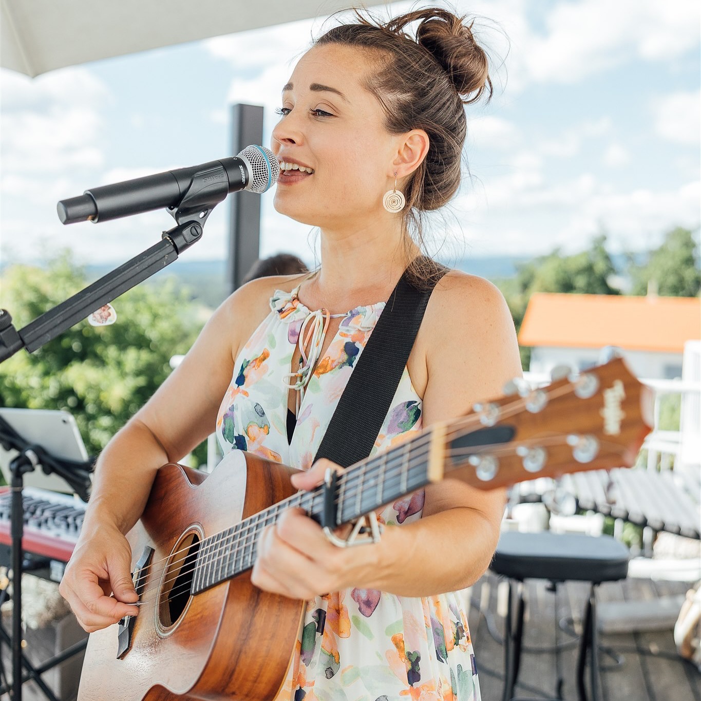 throwback: ein wunderschöner sommertag im juni inklusive kleiner day-party mit @solidtunes_music 🥰❤️ freu mich immer SEHR wenn ihr mir fotos weiterleitet von unserem auftritt bei euch 🫶 danke an @kasandri.photography für diese schönen momentaufnahmen 🥰🙏
Location: @hannersberg
Fotos: @kasandri.photography