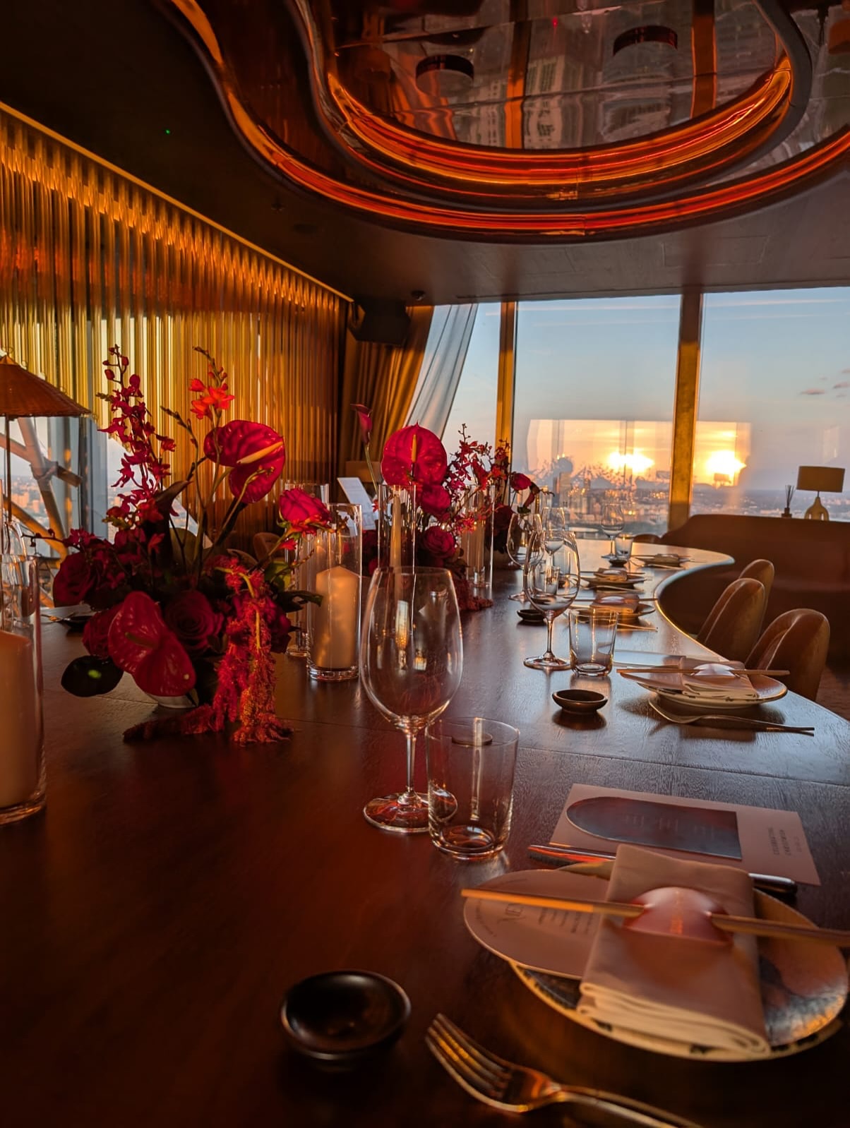 Red & sultry for this intimate dinner party in Sushisamba’s beautiful private dining room 🌹
Thank you to my talented girls for the beaut set up @iyata_golding @grace_floristry
#eventflowers #modernromance #privatehire #privatedining #flowers #tablescape
