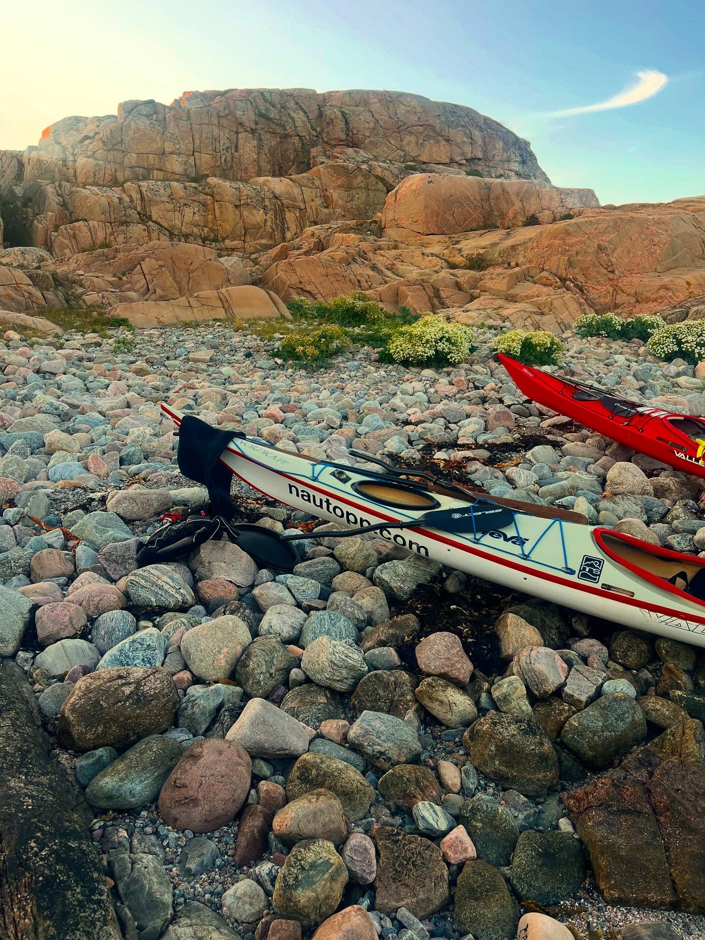 Än är sommaren långt ifrån slut! Vattnet är varmt och skärgården är mer eller mindre båtfri. Den bästa tiden är nu! Häng med oss på vattnet i Augusti!
It’s still summer in westsveden and the temperature in the water is more than 20degrees ! The archipelago is almost empty so the best time is right now! Join us on the water in August!
*Self guided kayak adventures 3,5 or 8 days with pick up - available!
* Self guided coastal canoeing 4 days in ”Little Alaska” available
*13/8 Fikaturen/ Swedish coffee & Cake trip 1 spot/ 1 plats.
*14/8 Rough water Junkie 2 spots/ 2 platser
*14/8 Gult paddelpass kajak / Beginner course kayak 4 platser/ 4 spots
*15/8 Tångpaddling/ Sea Weed kayak safari - Platser kvar/ Spots available
* 16/ 8 Blått paddelpass / Blue intermediate kayak course 3 platser/ 3 spots
*18/8 Blå examination / Blue assessment kayak - Platser kvar/ Spots available.
*19/8 & 20/8 Privatlektioner/ Private lessons - lediga tider/ available
* 23/8 Boat Handling Funday - 2 platser/ 2 spots
*28/8 Fikaturen/ Swedish Fika tour - platser kvar / Spots available