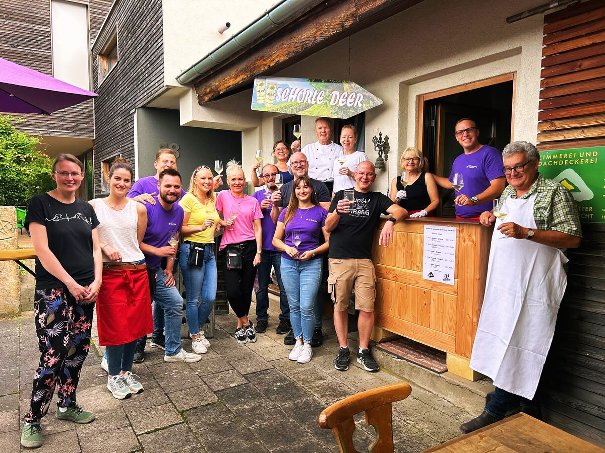 Kerwe 2025 geschafft 💪
Wir bedanken uns bei all den Gästen die uns an allen vier Tagen zahlreich besucht haben. Wir haben uns über jeden einzelnen gefreut.
Ebenso bedanken wir uns bei allen Künstlern und Musikanten die für tolle Stimmung gesorgt haben.
Ein riesen Dankeschön geht aber an unsere Familie, Freunde, Bekannte, die uns mit ihren helfenden
Händen tatkräftig unterstützt haben.
Ohne Euch ist dies auf keinen Fall machbar!!! 💜
Wir freuen uns jetzt schon auf die Kerwe 2026 🥳
#kerwe #2025 #weekend #winestrandmussbach #mussbach #pfalz #weingutsteigelmann #weingut #wine #vino #rieslingschorle #sauvignon_blanc #spießbraten #goodwine #goldfood #goodtime #steigelmann #vinothek