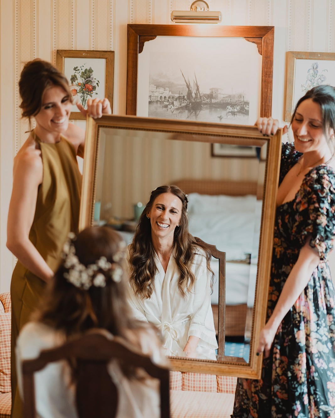 .
Joy, laughter, and unforgettable memories — our bride Camilla sharing precious moments with her closest friends before stepping into forever.
From playful smiles to the elegant ritual of buttoning up her gown, every frame captures the beauty of friendship and the grace of a truly timeless bride.
A vision of classic elegance, ready to say “I do.” 🤍✨
Thanks to:
Photos: @marcobuccifotografo
#BridalMorning #ElegantBride #TimelessBeauty #BridesmaidsMoments #GettingReady #LakeMaggioreWedding #WeddingInItaly