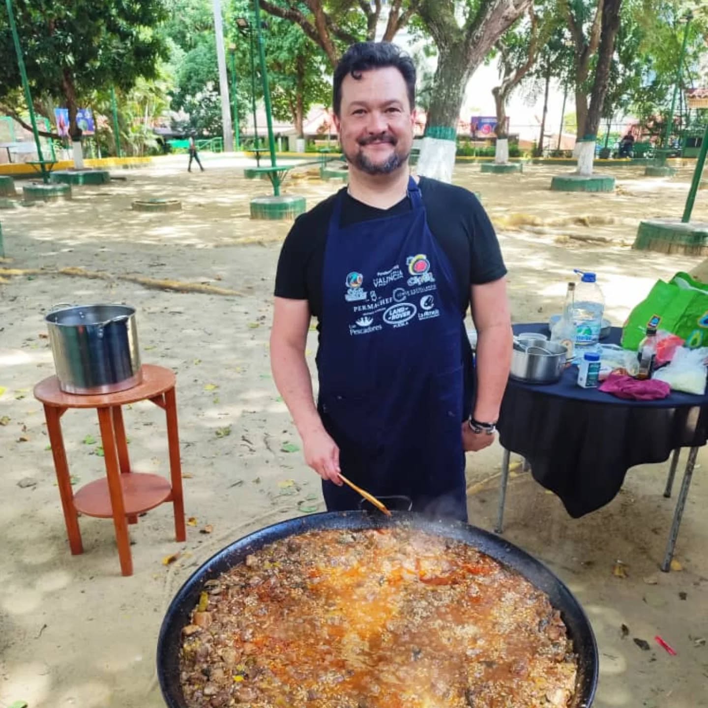 En estos días tuve la fortuna de compartir un regalo de la vida con mi familia en Venezuela. Menuda comida nos echamos!
Me decía un primo querido que esa fiesta del reencuentro, ese compartir, abrazar, reir y querernos en familia era la definición exacta de "La Paella".
Nunca mejor descrito.
Nos vemos prontito familia!