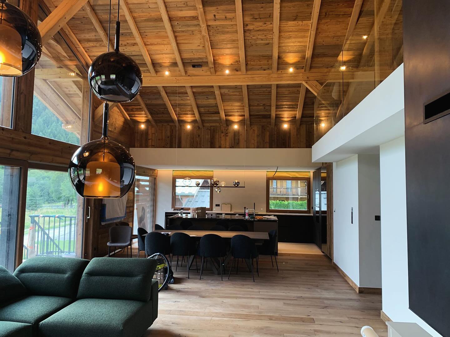 Chalet J - Séjour 🛋️
.
.
.
#saintgervaislesbains #megeve #paysdumontblanc #prazsurarly #valdarly #chamonixmontblanc🇫🇷 #montblanc #moutains #chantierterminé #maitredoeuvre #suividechantier #chantierencours #appartementneuf #montagne #entrepreneur #frenchalps #chantier #wood #interiordesign #chantierencours #renovation #suividechantier #style #conception #amenagementinterieur #projet #travaux #alpinterieur #bois #btp #realisation #chaletneuf
Bertrand DESMONS 📲+33 (0)6 24 22 25 79 💻contact.alp.interieur@gmail.com