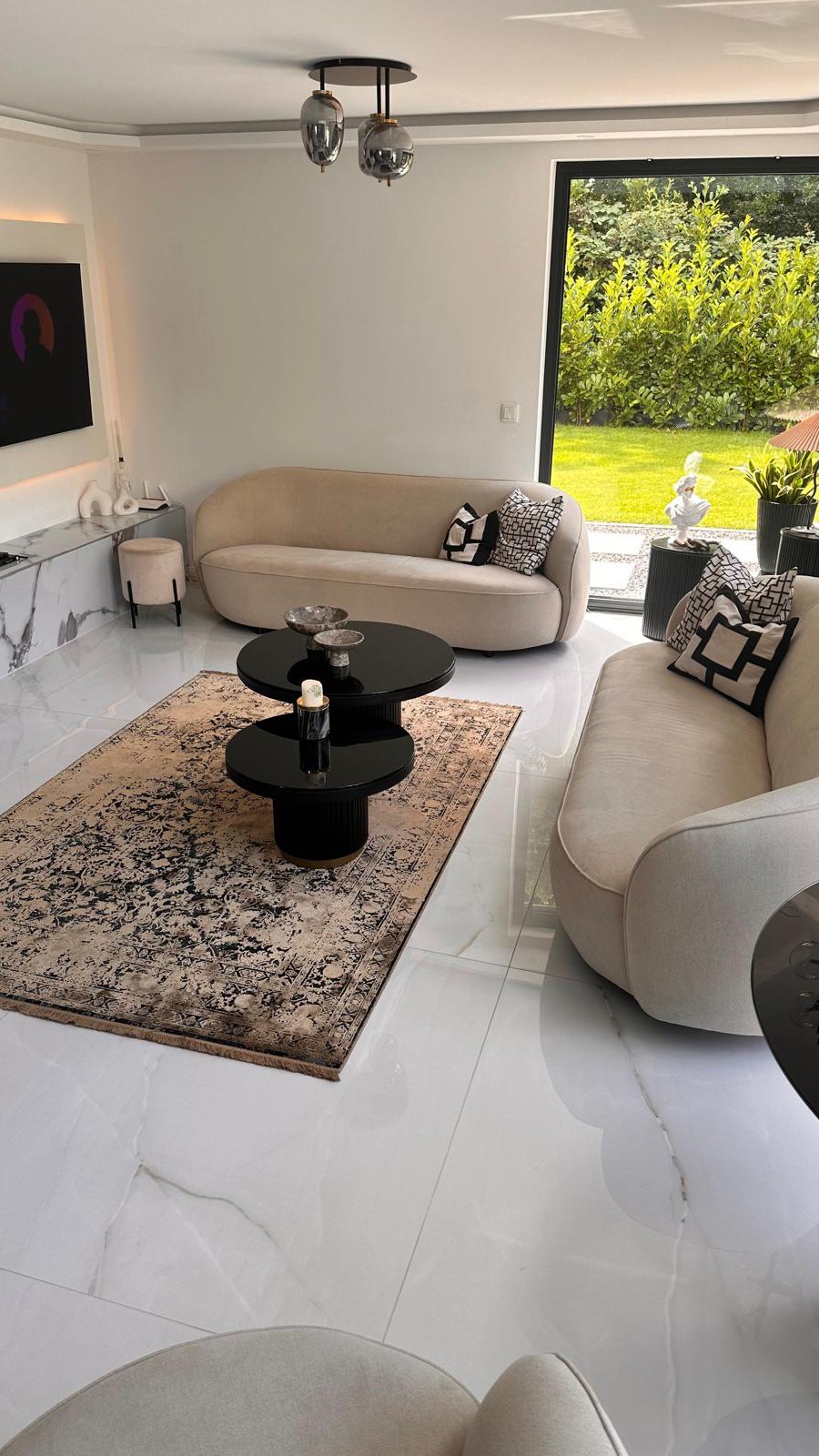 ✨ Modern trifft auf Eleganz ✨
In einem clean eingerichteten Wohnzimmer darf eines nicht fehlen: ein Teppich, der Akzente setzt – genau wie dieses Schmuckstück.
Unser Designerteppich fügt sich nahtlos in den modernen Einrichtungsstil ein und bringt durch seinen dezenten Glanz aus jeder Perspektive eine andere Wirkung in den Raum. Ob bei Tageslicht oder abends im indirekten Licht – er lebt, reflektiert und verändert sich.
🖤 Die harmonische Verbindung aus Creme, Schwarz und Beige bringt Ruhe und Stil in jeden Raum.
🖤 Perfekt für cleane Interiors mit Statement-Charakter.
🖤 Ein echtes Highlight, ohne sich aufzudrängen.
Jetzt erhältlich – für alle, die modernes Wohnen lieben.
📍 Besuche uns in Dorsten oder Münster oder schreib uns direkt für eine Beratung.
#Teppichliebe #ModernLiving #InteriorGoals #teppiche #LuxusfürZuhause #Designerteppich #CleanInterior #Wohninspiration #münster #dorstem