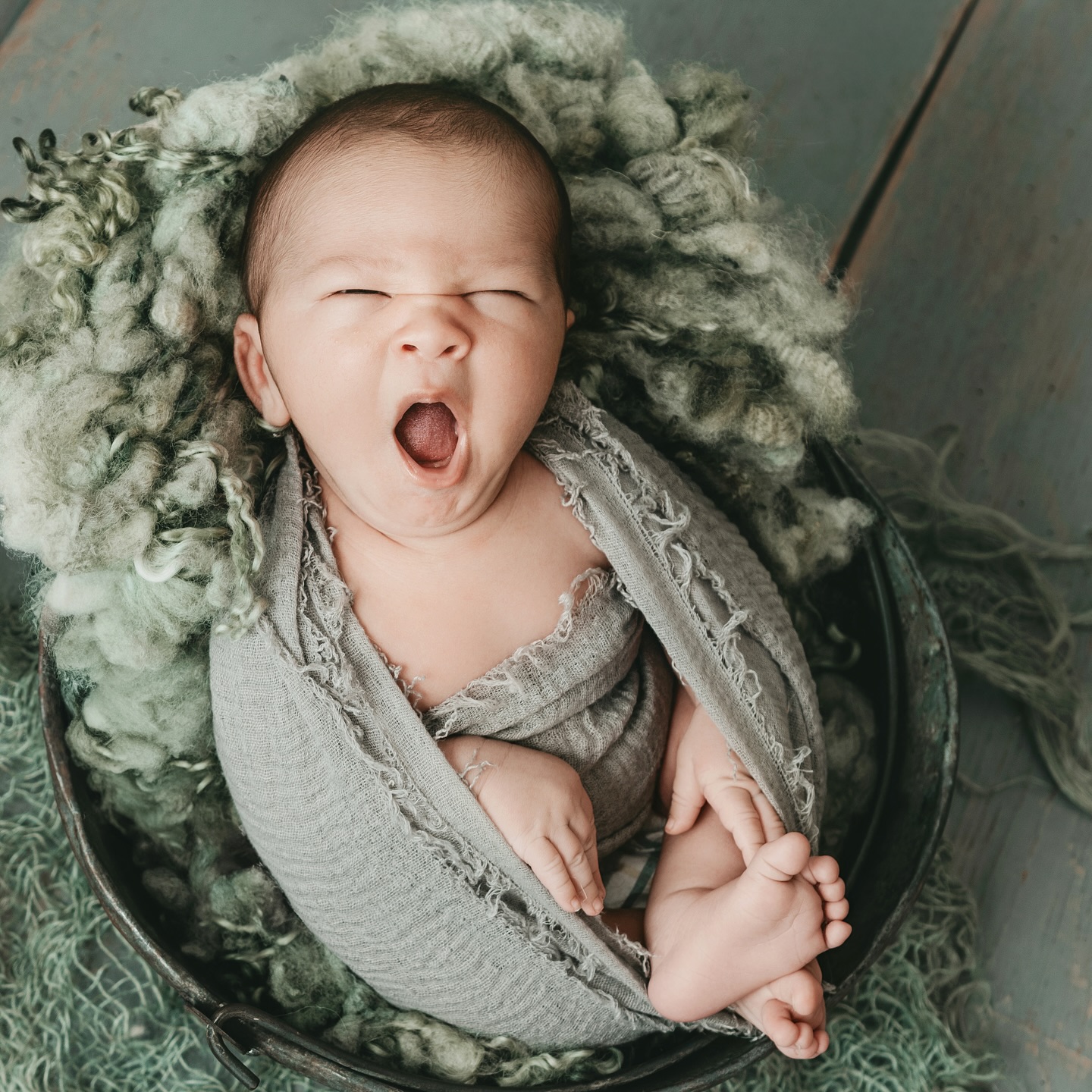 Um diese magischen Momente festzuhalten, ist es wichtig, schon während der Schwangerschaft einen Termin zu sichern – denn diese Zeit lässt sich nicht wiederholen.
Neugeborenenfotografie lebt vom Zauber der ersten Lebenstage.
Die winzigen Finger, das erste Gähnen, dieses friedliche Schlaflächeln… nach wenigen Wochen sind sie schon gewachsen, wacher, und ein kleines Stückchen Weltentdecker geworden.
Wenn du dir wünschst, diese kostbaren Augenblicke für immer zu bewahren, melde dich am besten, sobald du dein kleines Wunder erwartest.
So können wir gemeinsam sicherstellen, dass dein Baby in genau dieser einmaligen, unvergesslichen Zeit fotografiert wird. 🧡 #NewbornFotografie #Neugeborenenfotografie #Neugeborenenshooting #Babyfotografie #BabybauchundBaby #Schwangerschaft #Schwangerschaftsplanung #ErinnerungenFürImmer #Neugeborenenliebe #WunderdesLebens #Babyglück #UnserBaby #Familienglück #Babyzauber #MamaUndPapa #Schwangerschaftsfotografie #MamaAlltag #elternwerden #fotografineschweiler #eschweiler