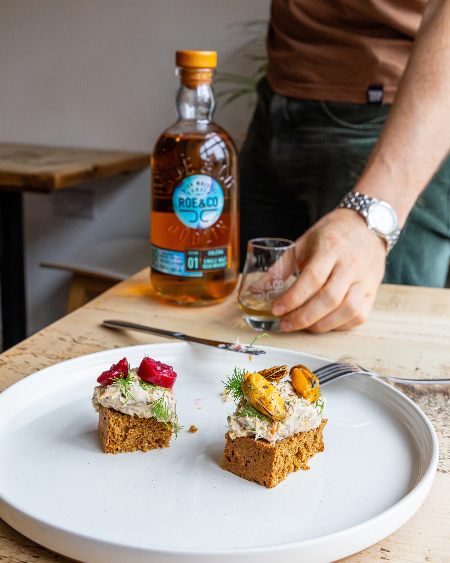 Action shots from the shoot with @roeandcowhiskey Chef’s Stories x @__feast___ 📸
#foodphotography