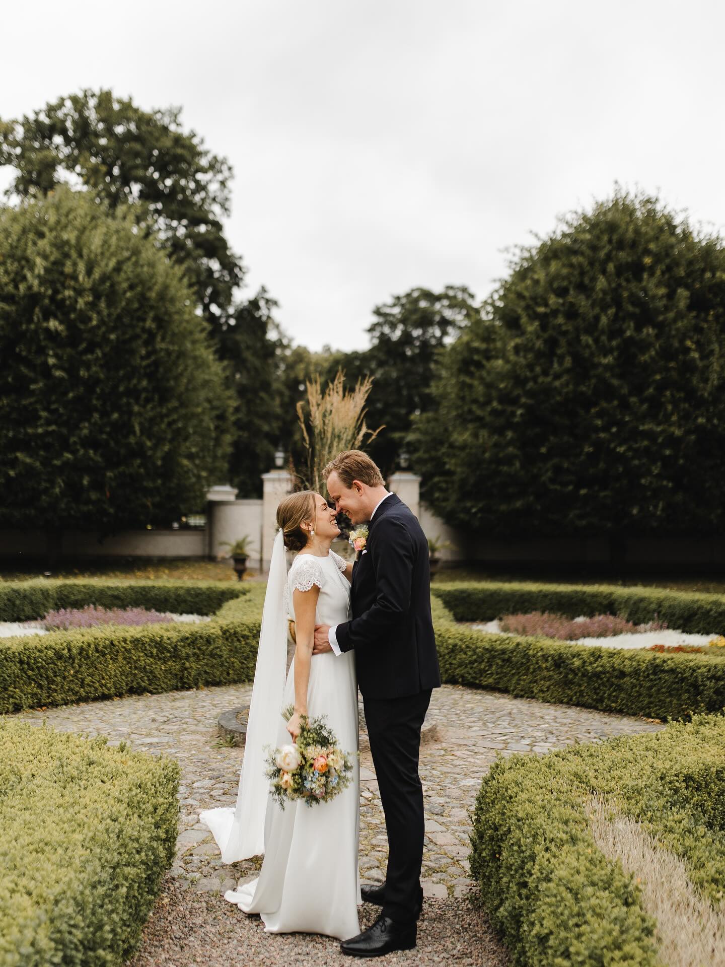 Foto: @fotografklaraahlgren
#bröllopsfotograf #bröllopsfotograflinköping #bröllop #firstlook #linkoping #bröllopsinspiration #bröllop2026 #bröllopsdukning #festlokal #konferenslokal #weddinginspiration #bjärkasäby #bröllopsplanering #bröllopsbilder #bröllop2025 #bröllopöstergötland #slottsbröllop