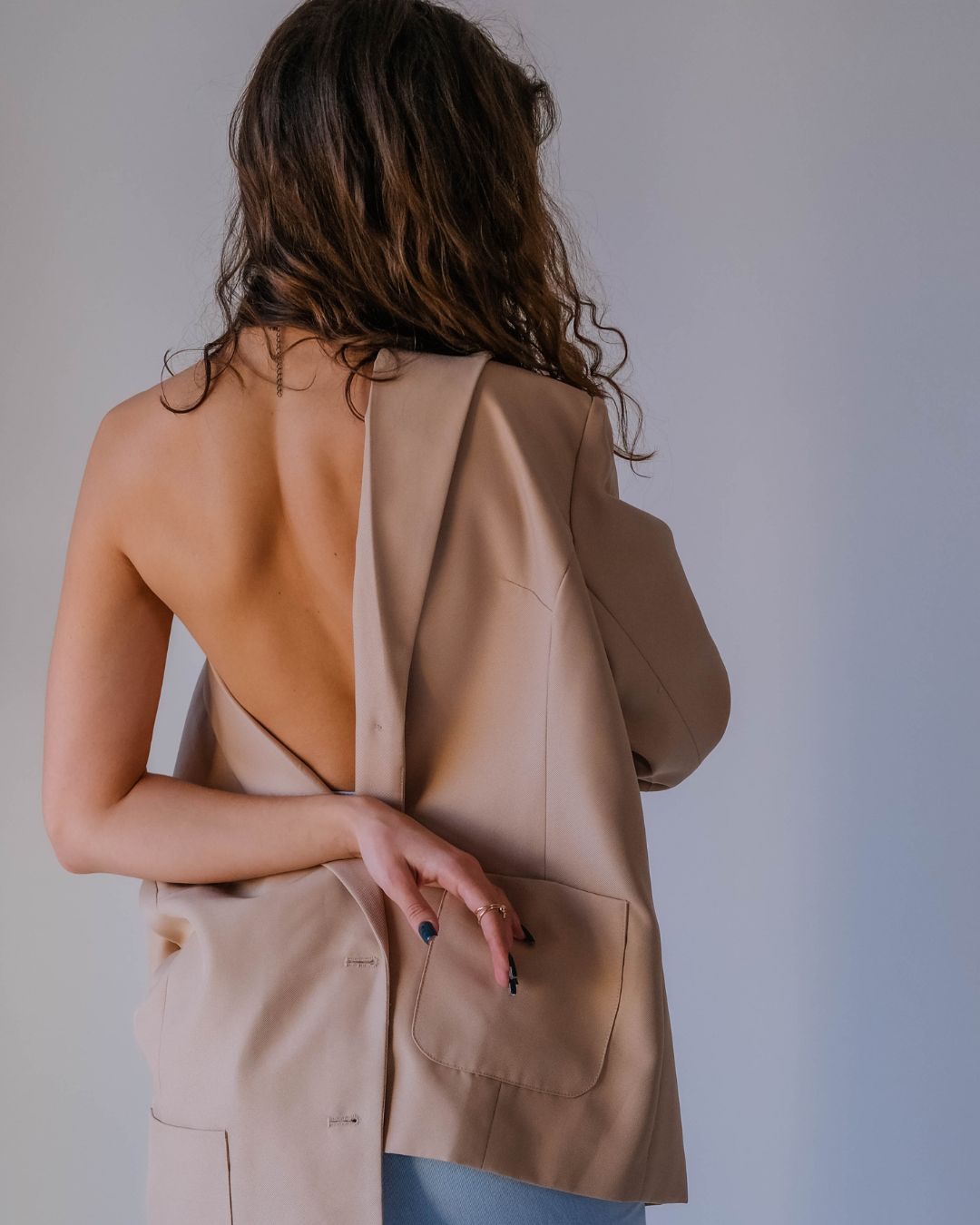 Letâs talk about visibility.
Do you really need to show your face on Instagram to grow your brand?
Short answer: No. But showing yourselfâin whatever way feels rightâis where the magic happens.
Whether itâs your voice, your words, your process, or your energy, people connect with authenticity. That doesnât always mean selfies or dance reels. It means letting your audience in, even just a little. Sharing the why behind your work, the messy middle, or what drives you.
Yes, people buy from people. But that doesnât mean you have to perform.
So if showing your face feels scary, start with your story. Start with your message. The rest will come.