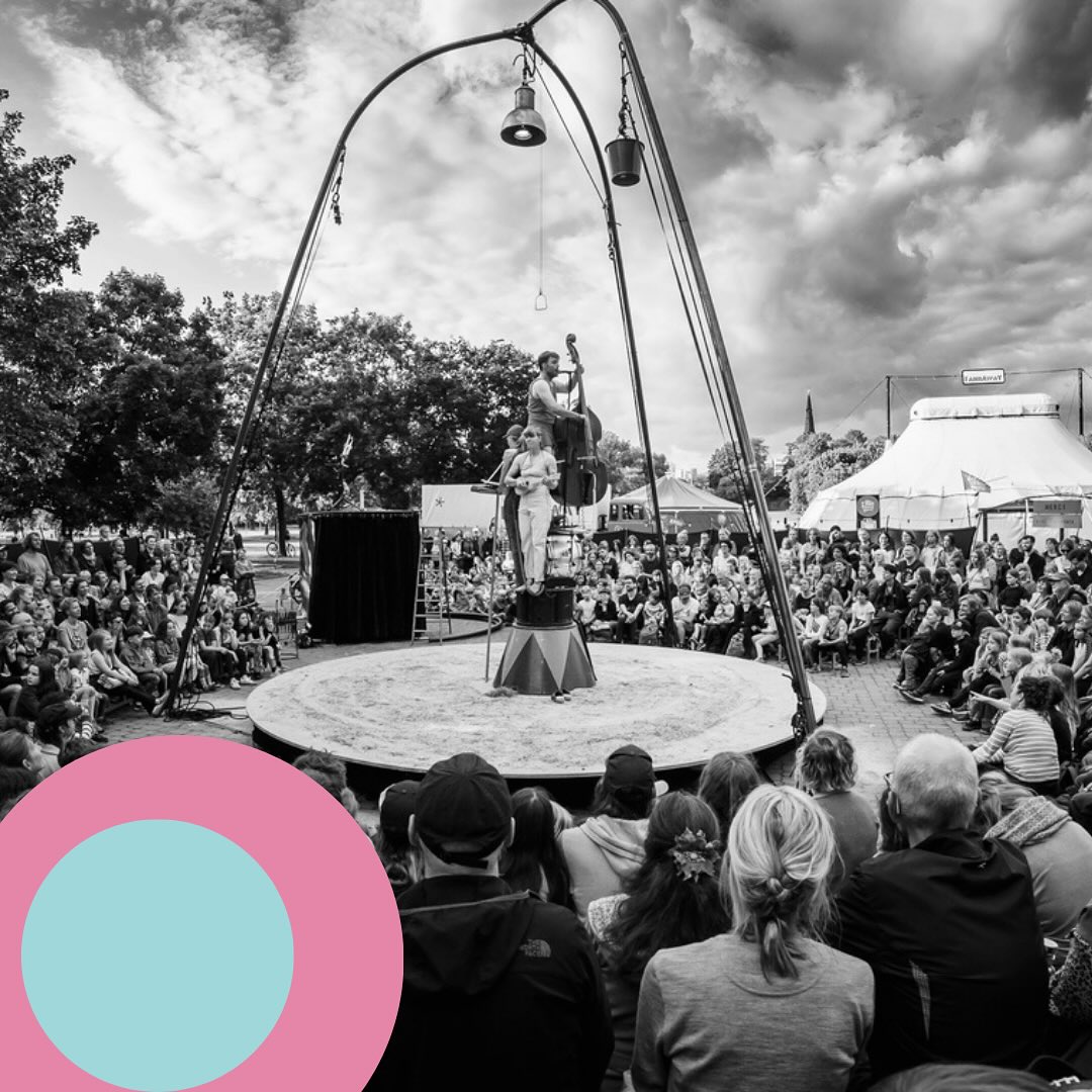 Mi. 13.8.2025 & Do. 14.8.2025, 20.15 Uhr, Zirkus FahrAwaY, «Elefant»,
Zirkusvorstellungen auf dem Schulhausplatz
Der Elefant im Zirkus hat ausgedient. Doch dieser gutmütige, absurde und beinahe ausserirdisch anmutende Riese verkörpert den tollkühnen Geist des Zirkus. So ist auch «Elefant» gross, aussergewöhnlich, roh, ein bisschen Risiko und doch auch fein, sanft und anmutig. Bereits in den Jahren 2020 und 2021 war der Baselbieter Zirkus FahrAwaY in Oltingen zu Gast und begeisterte vor Ort ein Publikum von gross bis klein.
Praktische Infos:
Unter freiem Himmel auf dem Oltinger Schulhausplatz; keine Tickets / keine Reservation, Hutsammlung am Ende der Vorstellung; Dauer ca. 70 Minuten, ab 6 Jahren.
Verpflegungsangebot vor Ort ab 18.00 Uhr sowie nach der Vorstellung
Anfahrt mit ÖV erwünscht, wenig Parkplätze vor Ort #zirkus #fahraway #zirkusfahraway #oltingen #ochsenmachtglücklich