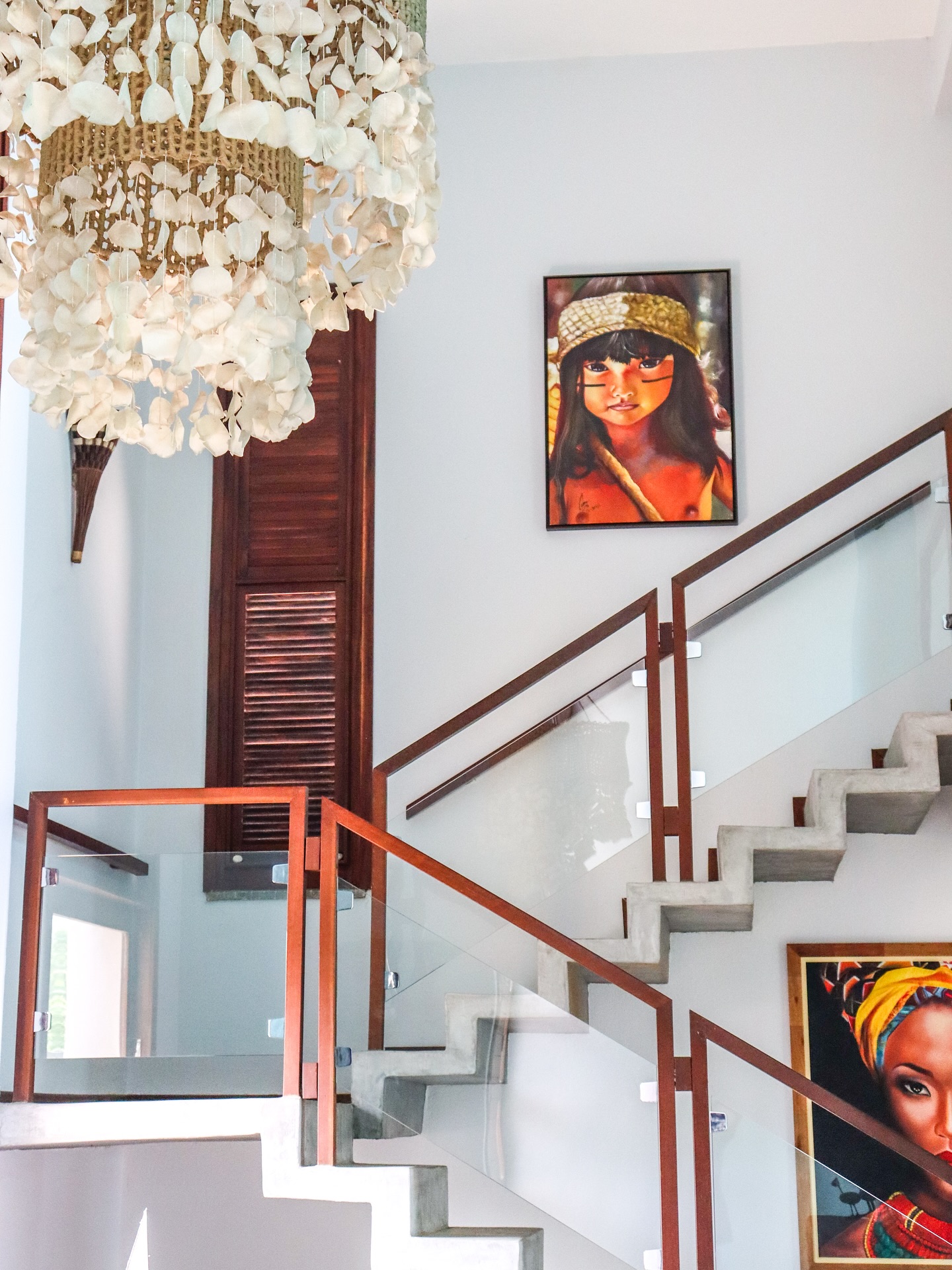 Descubra a elegância contemporânea: onde o design sofisticado se encontra com a arte inspiradora.
Cada detalhe, desde a escadaria imponente até o deslumbrante lustre, cria uma atmosfera única de luxo e conforto.
Bem-vindo ao seu refúgio perfeito!