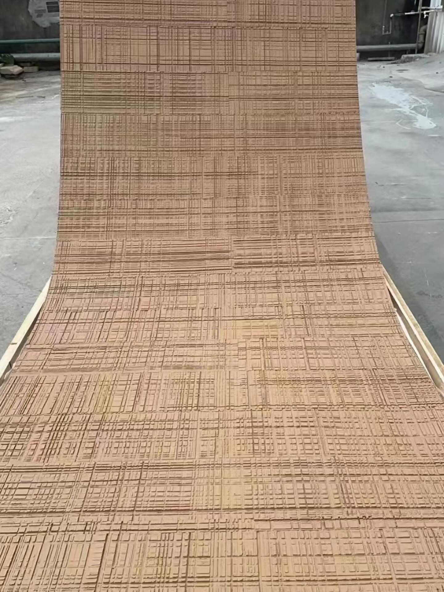 Introducing Sawn Wood – a Thincrete tile with intricate cuts and rich details that mimic raw, sawn timber. Flexible. Lightweight. Distinct.
#Montta #Thincrete #SawnWood #WallCladding #TexturedTiles #InteriorDesignIndia
#flexible #flexibletile #clay #claytile