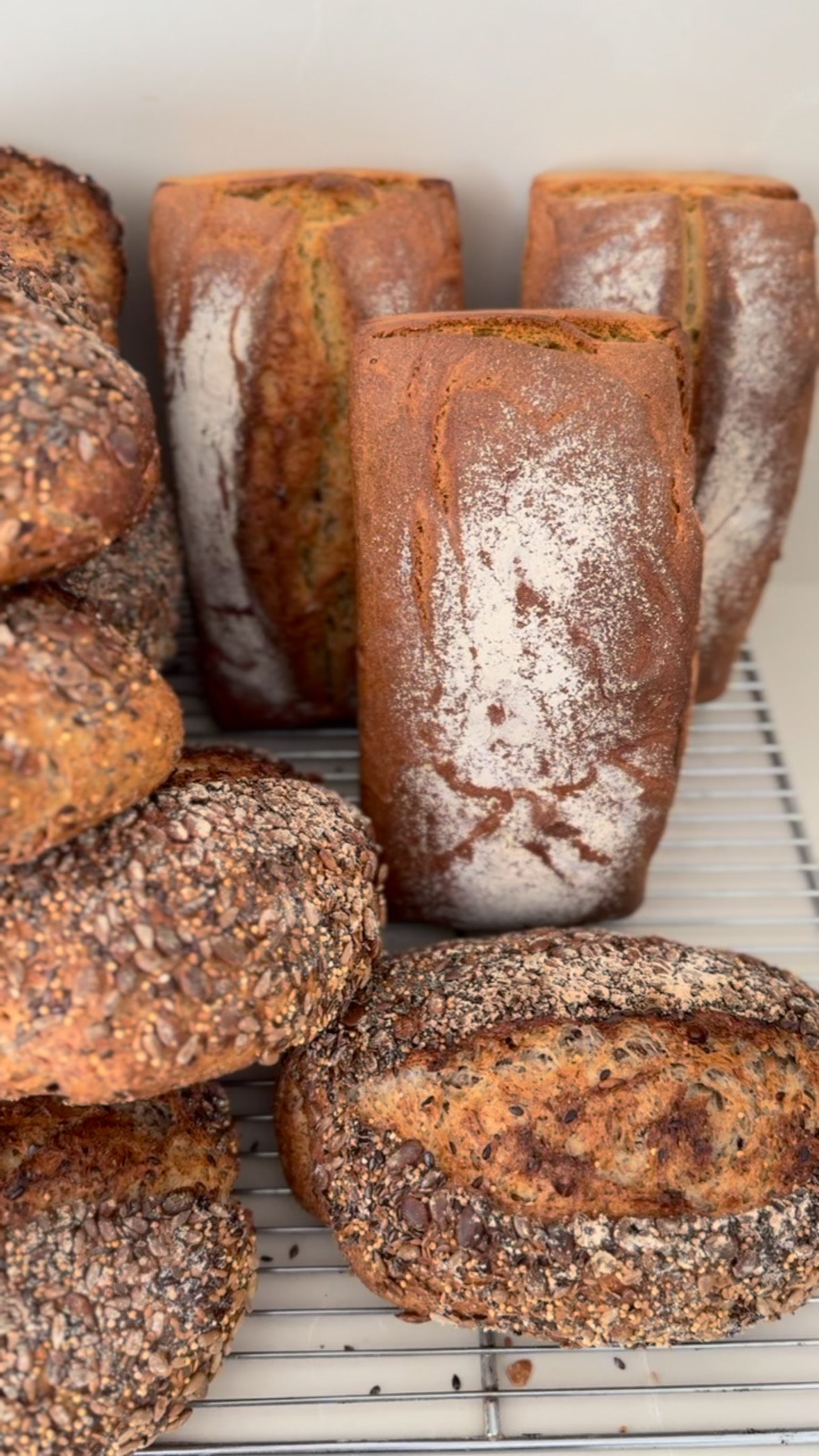 Wekelijkse bakdag zit er alweer op ๐๐ผ zo hard genieten om jullie bestellingen met liefde te bakken. Tot volgende week? ๐ #microbakkerij #zuurdesem #desembrood #korteketen #kooplokaal #biobloem #depanne #papoe #papoebakery