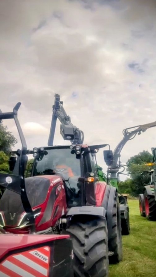 Contract chipping for @romseytreesurgeons today 🍟 swiftly dispatching 90t of material across the 9 acre site 🚜🌳
@crawfordsmachinery
@valtraukie
@heizomat_official
#treecontracting #treeremoval #hampshiretreesurgeon #wiltshiretreesurgeon #berkshiretreesurgeon #treesurgery #andovertreesurgeon #biomass #heizo #heizohack