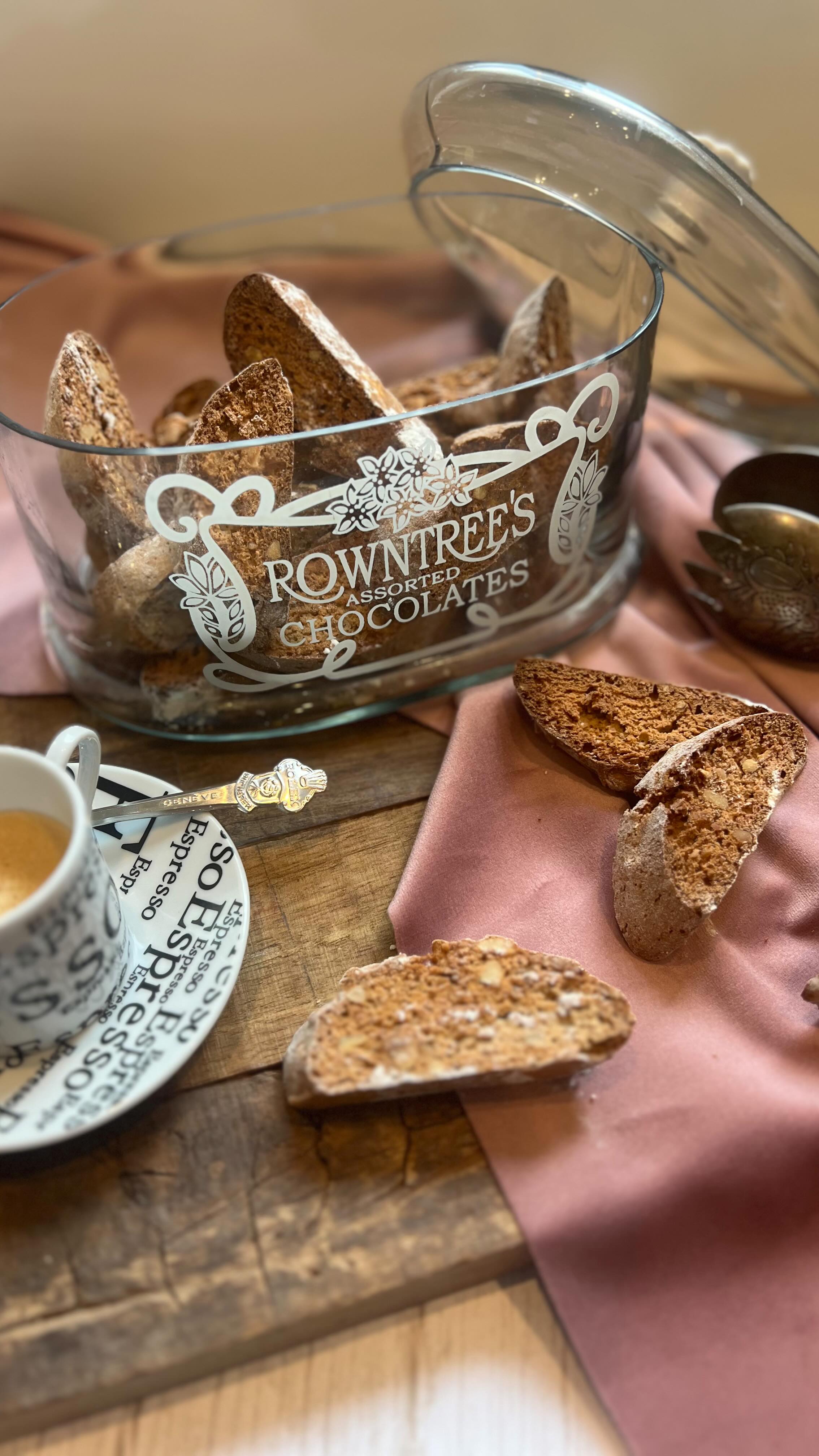 Espresso-Walnut Biscotti
… der perfekte Begleiter zu deinem Kaffee.
Diese knusprigen Leckerbissen sind ähnlich wie Cantuccini aber etwas feiner im Biss und mit einem Hauch Espresso für den extra Kick.
Der Mix aus kräftigem Kaffeearoma und knackigen Walnüssen macht sie unwiderstehlich.
Zutaten für ca. 30-36 Stücke:
250 g Mehl
180 g Zucker
1 TL Backpulver
½ TL Salz
1 TL Vanille Extrakt
2-3 EL Espressopulver
3 Eier
80 g Walnüsse, grob gehackt
Zubereitung:
In einer Schüssel alle trockenen Zutaten vermengen.
Dann in einer zweiten Schüssel die Eier und das Vanille Extrakt verrühren, zu der Mehlmischung geben und gut zu einem Teig verkneten.
Falls es zu feucht wird, kann noch etwas Mehl untergeknetet werden.
Den Backofen auf 180°C Ober-/Unterhitze vorheizen.
Den Teig mit Hilfe von etwas Mehl zu zwei Rollen formen. Auf ein mit Backpapier belegtes Blech legen und etwas flach drücken.
Nun für 25 Minuten in den vorgeheizten Ofen schieben.
Nach der Zeit aus dem Ofen nehmen und ca. 5 Minuten stehen lassen. Die Rollen schräg in ca. 1.5 cm dicke Scheiben schneiden.
Diese dann auf die Schnittfläche zurück aufs Backpapier legen und für weitere 10-15 Minuten fertig backen.
Abkühlen lassen und geniessen.
En Guete !
#thekitchenwitches #biscotti #cantucci #backenmachtglücklich #backen #bake #baketogether #bakewithlove #backenistliebe #leckereien #food #delicious #deliciousfood #delicioso #espresso #walnuss #walnuts #feinschmecker #leckerleckerlecker #leckermäulchen #zuckerbäcker