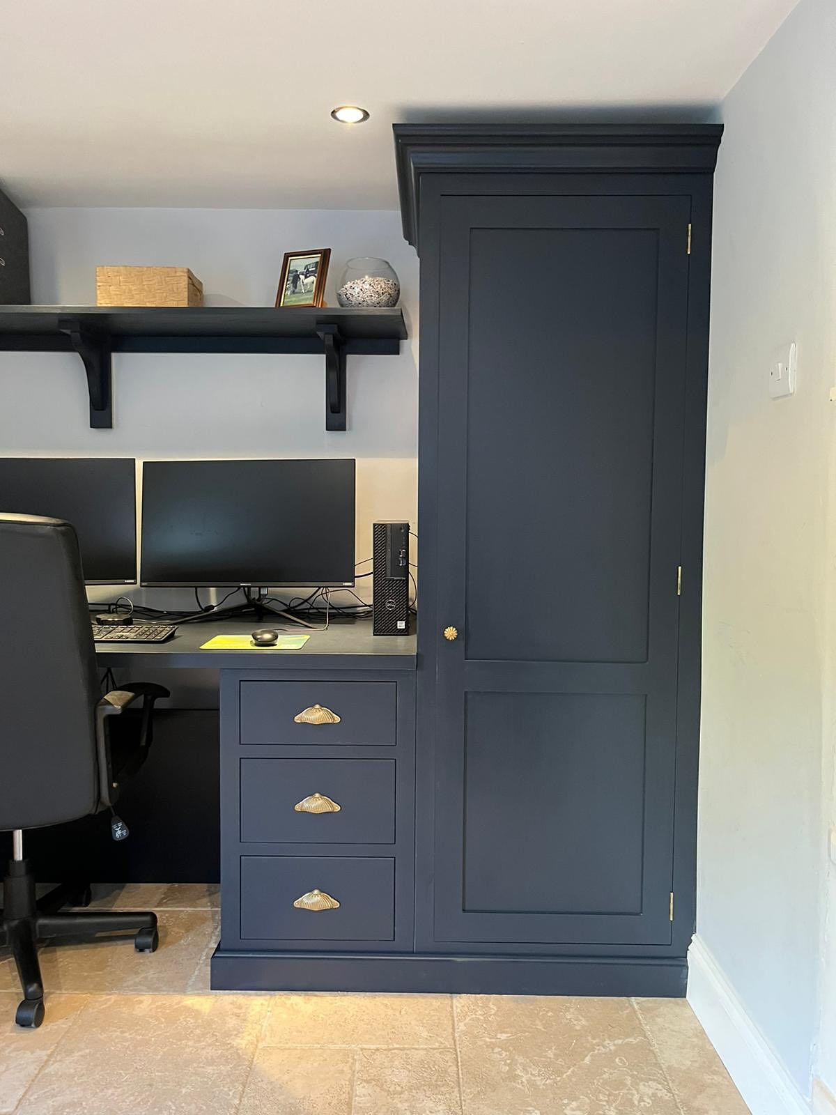 There’s something undeniably striking about this dark blue office — rich, enveloping colour meets clean, considered craftsmanship. Every drawer, shelf and cabinet has been designed with purpose, bringing effortless order to the working day.
It’s a space that feels timeless, tailored, and built to be used. A dream working environment providing form and function in perfect harmony.