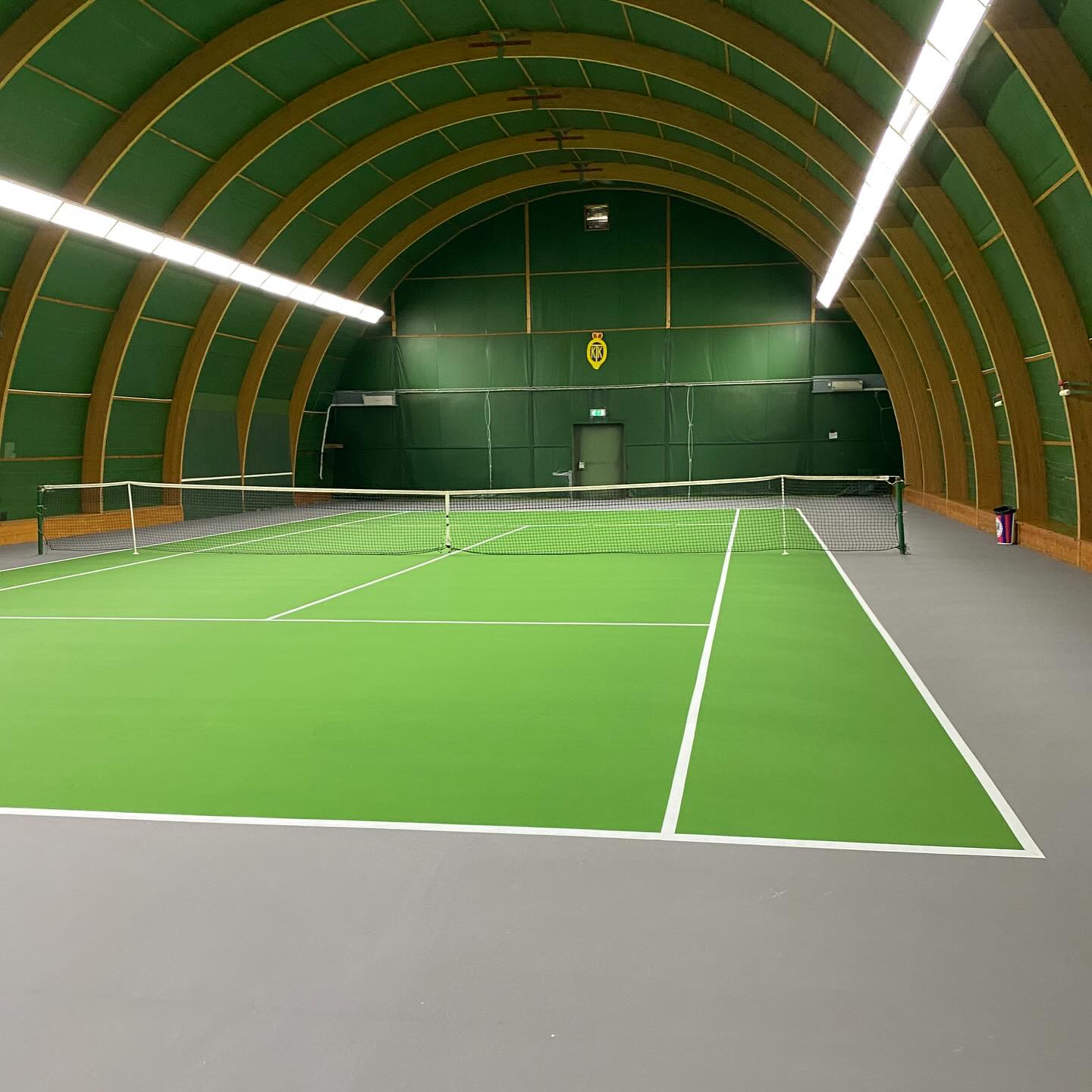 Under sommaren är vår klassiska filtmatta lagts om till plexipave, dvs samma underlag som inne i Effectahallen! 🔥🎾 Nu är bokningen öppen för att komma och provspela nya underlaget. ✌️