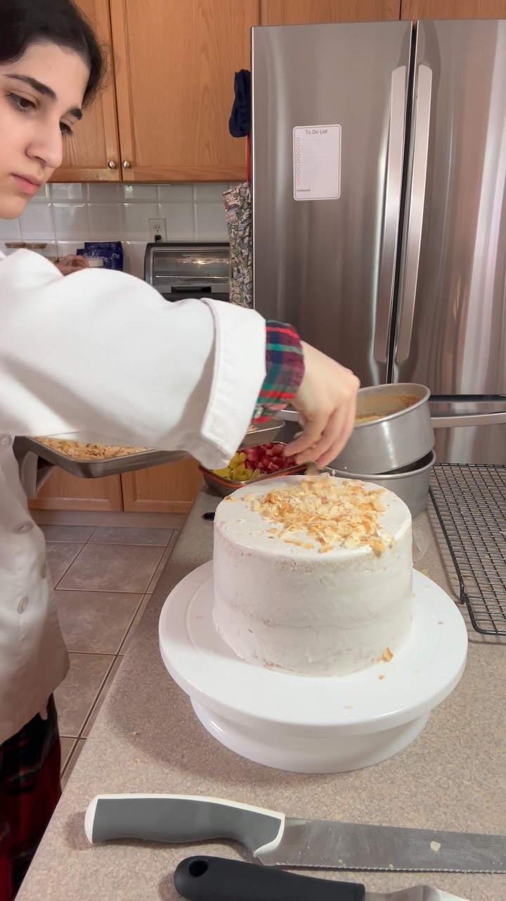 Stacking and Decorating a Piña Colada Cake! 🍍🍍🍍
#bakingwithneekta #glutenfree #dairyfree #homebakery #teenentrepreneur #cake #pinacolada #coconut #pineapple