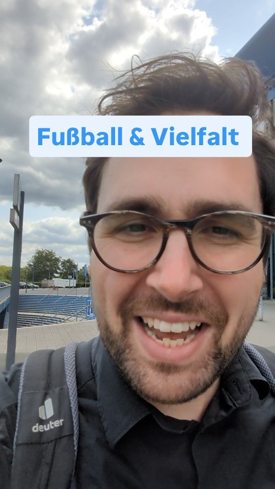 Malocherluft auf Schalke geschnuppert – und wieder gemerkt, wie ernst der Club #Demokratie nimmt. Über @schalkehilft haben wir dem #StehtAuf-Koffer heute eine Feinjustierung verpasst.
Das Methoden-Fundament? Kommt von meinem Bildungs-Startup @kofferprojekte21 . Kleine Schraube, großer Hebel: Der Werkzeugkasten zum Thema Fußball & Diskriminierung nimmt weiter Form an. #S04 #StehtAuf