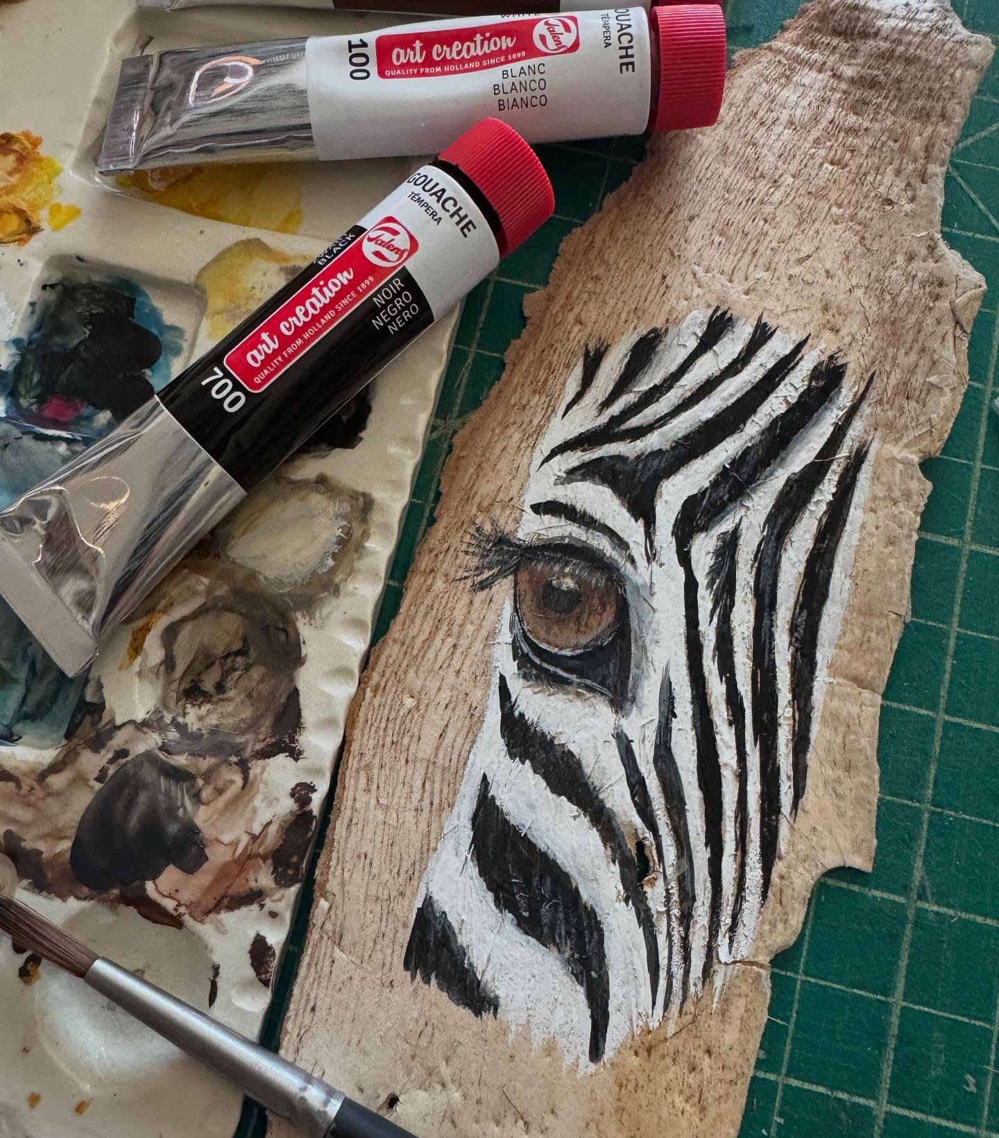 More gouache on tree bark!
These @royaltalensna gouache is so fun to work with! It covers beautifully and is so opaque! Love it! You can find your own set @artsupplywarehouse
Remember to always support your local art supply store!
#Gouache #zebragouache #gouachepainting #treebarkart