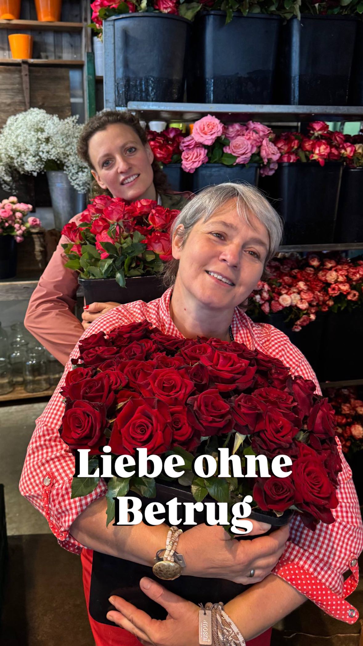 Wir geben keinen Senf dazu –
…wir packen Rosen rein! 🌹🟡
Es wird ja ständig über irgendwas diskutiert – online, offline, überall.
Aber man muss immer seinen Senf dazugeben?
Unser Senf - gehört an die Wurst im Brötchen.
Und die Eimer?
Die verwenden wir jetzt für was richtig Schönes.
Ganz neu bei uns:
Unsere beliebten Eimerrosen – im originalen Händlmaier-Senfeimer,
randvoll mit frischen Blüten und einer ordentlichen Portion Humor.
Nur solange der Vorrat reicht – und ganz ohne Kommentarbereich. 😉
#freilandrosen #coldplay #markthallewassmer