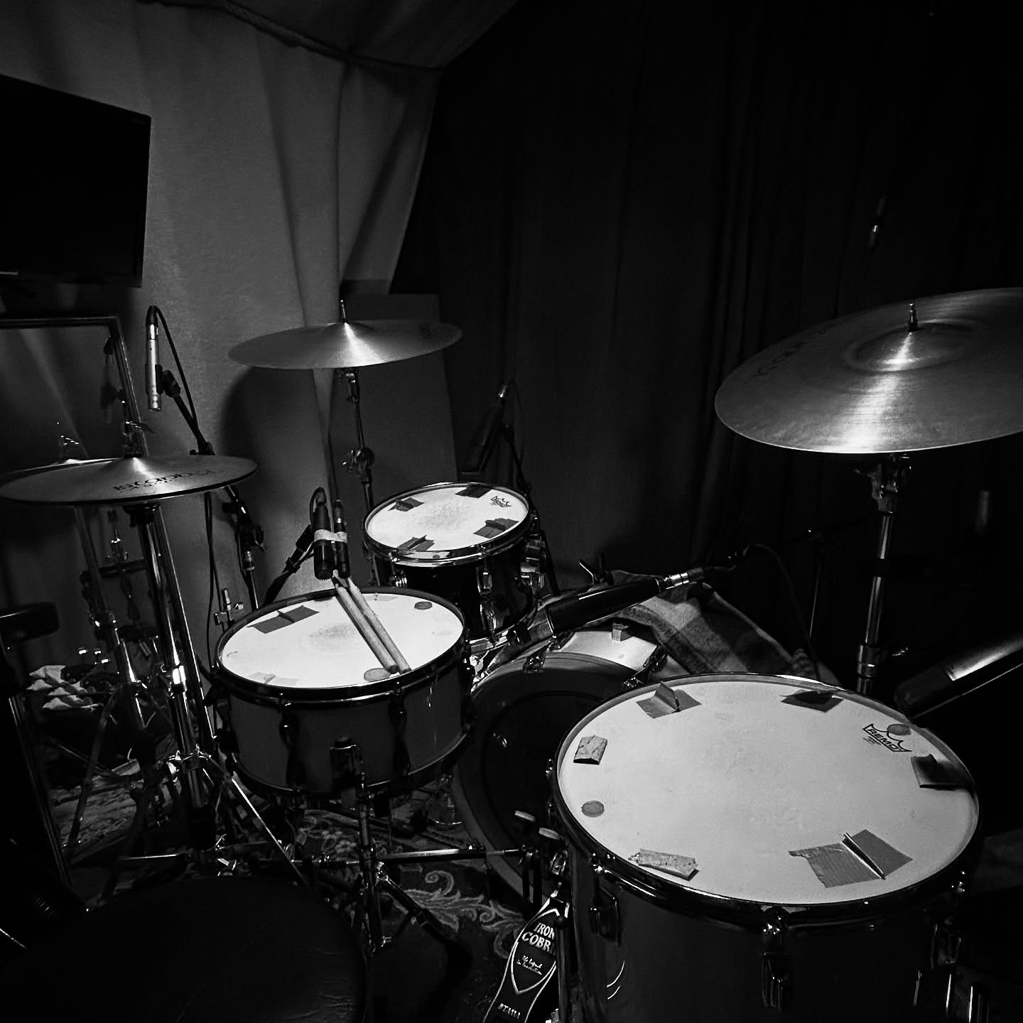 Busy week feat 6 tracks over 4 sessions and the usual gigs 🕺
Super thankful to all who trust me with their vision 🎶🥁
#drumsdrumsdrums #vf15 #drummer #drummergram #remodrumheads #ludwig #ludwigdrums @remopercussion @cosmicears @istanbulagop @vicfirth #sessiondrummer #londonmusician #londonmusic #drummerinlondon #drum #drums #drumkit #drumset #instadrums #soundsfrommyattic #drumminglife #remoterecording #remotedrumtracks #remotedrumrecording