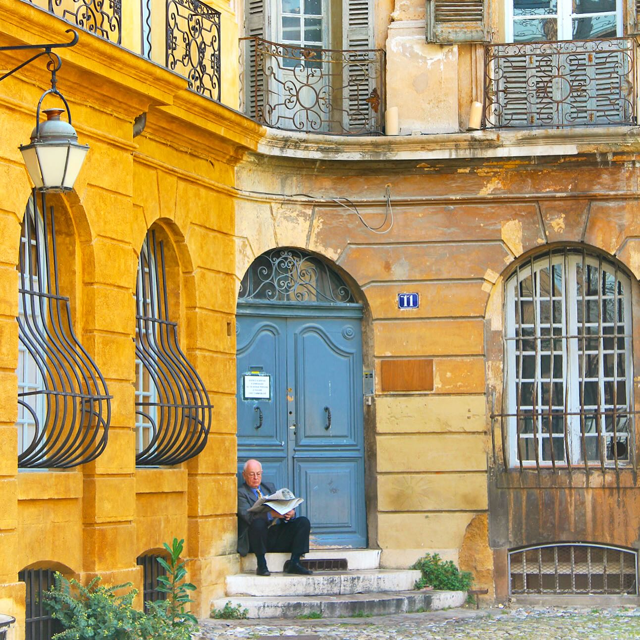 In the heart of Place d’Albertas, time slows. The footsteps echoing on cobblestones and the golden Provençal light make this ordinary moment touched by poetry. Let yourself linger.
#aixenprovence #provence #summerinfrance #placedalbertas #charmingfrance #provencefrance #ruebellevueambience #takeamoment