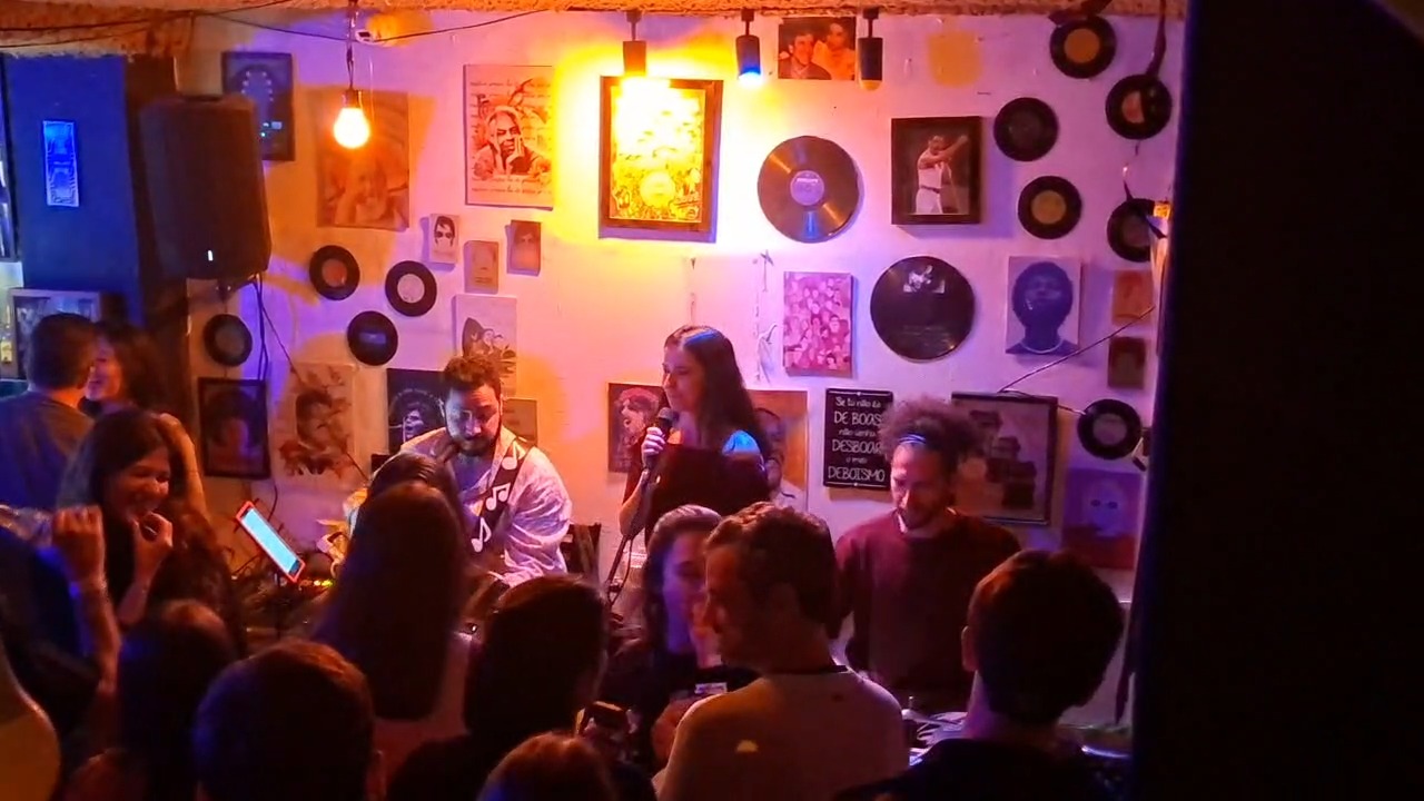 🎶✨ Neste vídeo: casa cheia, vozes unidas, energia lá em cima! ✨🎶
A gente tá tocando "Lilás" do Djavan — e olha o que acontece: todo mundo canta junto, bate palma, sorri e se conecta.
Seja num barzinho charmoso ou numa festa particular, o Trio Lua Paulistana chega pra transformar a noite em celebração.
Com Natália no vocal, Marcus na batucada e Léo no violão, a música acontece de verdade — e o público sente.
💡 Quer isso no seu evento?
É só chamar. A gente leva alegria, música boa e esse clima que faz todo mundo cantar junto.
📍 São Paulo e região
📩 Contato por direct ou WhatsApp
🎤 Lua Paulistana | por Músicas & Eventos
#LuaPaulistana #Djavan #Lilás #MúsicaAoVivo #TrioBrasileiro #FestaComMúsica #EventosSP #TodoMundoCantando #MPB #MúsicasEEventos