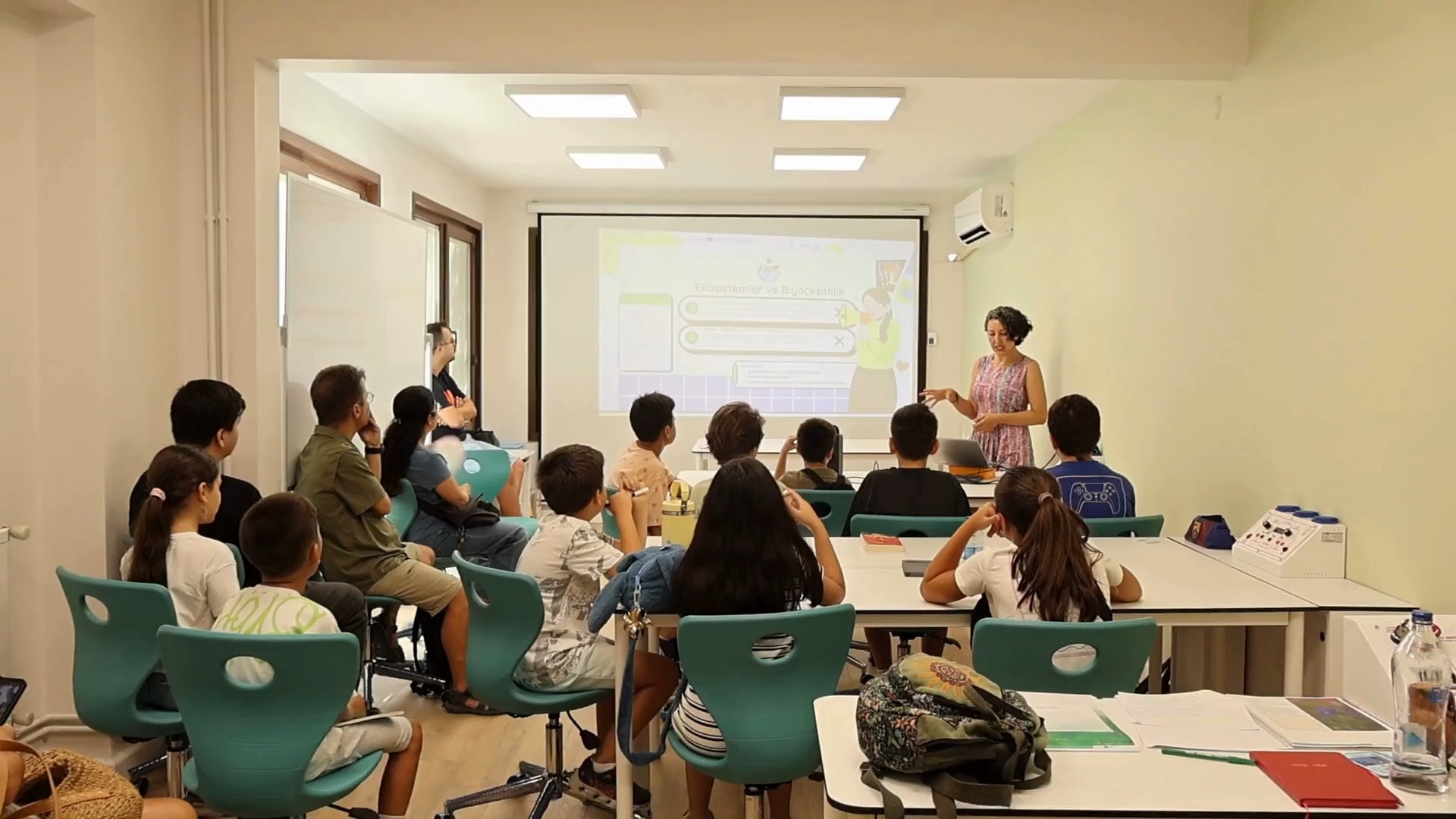 🌿 ecosySTEM Eğitim Merkezimizin Pilot Sürecine Adım Attık!
Kadıköy Belediyesi ve yerel muhtarlıkların desteğiyle mahallelerde gerçekleştirdiğimiz tanıtım çalışmaları sayesinde, eğitim merkezimizi çocuklarla buluşturduk. 💚
📣 Kadıköy Belediyesi'nin "Çocuk Meclisi" platformundan yönlendirilen ilk grup öğrencimiz, Temmuz ayında eğitimlere başladı. 6 farklı modülden oluşan doğa temelli STEM eğitimleriyle dolu dolu bir pilot sürece adım attık! 🌱🔬
🧒👧 Ağustos ayında yeni çocuk gruplarıyla eğitimlerimiz tüm hızıyla devam edecek.
📚 Eylül itibarıyla Kadıköy İlçe Milli Eğitim Müdürlüğü ile birlikte okullara ulaşan daha kapsamlı bir tanıtım süreci başlatıyoruz — ecoSySTEM çok yakında tam kapasiteyle çocuklara ilham vermeye devam edecek!
Bu yolculukta bizimle olan herkese teşekkürler. Daha yeni başlıyoruz! 🚀
—
🌿 We have taken the first step in the pilot phase of our ecosySTEM Education Center! With the support of Kadıköy Municipality and local neighborhood administrations, we have introduced our education center to children through promotional activities carried out in neighborhoods. 💚
📣 The first group of students referred by Kadıköy Municipality's “Children's Assembly” platform began their training in July.
📣 The first group of students directed by Kadıköy Municipality's “Children's Council” platform began their education in July. We have embarked on a pilot process filled with nature-based STEM education consisting of six different modules! 🌱🔬
🧒👧 In August, our education programs will continue at full speed with new groups of children.
📚 Starting in September, we are launching a more comprehensive promotional process in collaboration with the Kadıköy District Directorate of National Education to reach schools — ecoSySTEM will soon continue to inspire children at full capacity!
Thank you to everyone who is with us on this journey. We're just getting started! 🚀
#interregnext #interregnextbsb #avrupabirliğibaşkanlığı #avrupabirliğiprojesi #ecosystemhub #stemeducation #robotik #kadıköyçevrefestivali #kadıköybelediyesi #geleceginekoliderleri #ekoliderler #blackseabasin #enviromentaleducation #çevrefarkındalığı #kadıköy #yeldeğirmenimahallesi