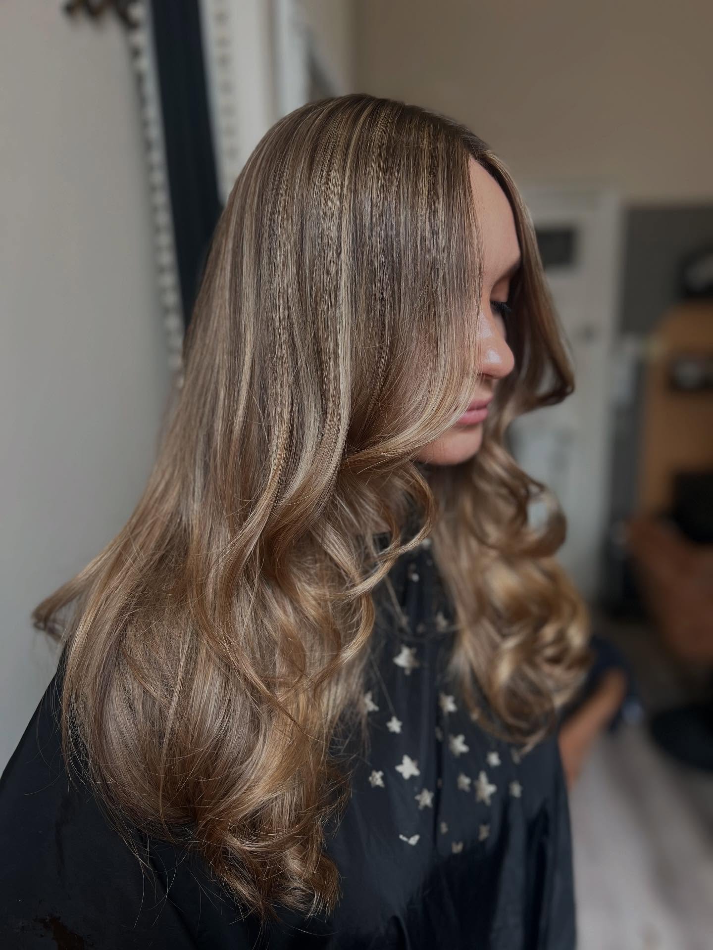 toned down, caramel vibe 🍮🫶🏼
🌟complimentary colour + extensions consultations are available this week! consultations are required for new clients 48 hours prior to colour appointment🌟
service 🤩 full head highlights, lowlights, root smudge, toner, cut and blow dry 🤩
💰 £190
based - @studioluxe.liverpool - Rodney Street, Liverpool L1 9EH📍
📱enquiries - contact button + DM
📱book - link on profile
products used -
@lorealpro @schwarzkopfprouk
@lorealuki @schwarzkopfpro
@loreal @schwarzkopf
@lorealpro_education_uki @rosieoconnorprohair
@salonsdirect @sallyserskineliverpool
@beautylaunchpad
@hairdressersjournel
i don’t edit my pictures 📸
~
#hairbylucyansboro #studioluxe #studioluxeliverpool
#beautylaunchpad #hairdressersjournal #lorealcolourspecialist #liverpool #liverpoolhair #colourspecialist #blondespecialist #balayagespecialist #liverpoolhairspecialist #liverpoolbalayage #caramelhair #caramelhighlights #transformationtechnique #balayagetransformation #blondetransformation #extensions #liverpoolhairextensions