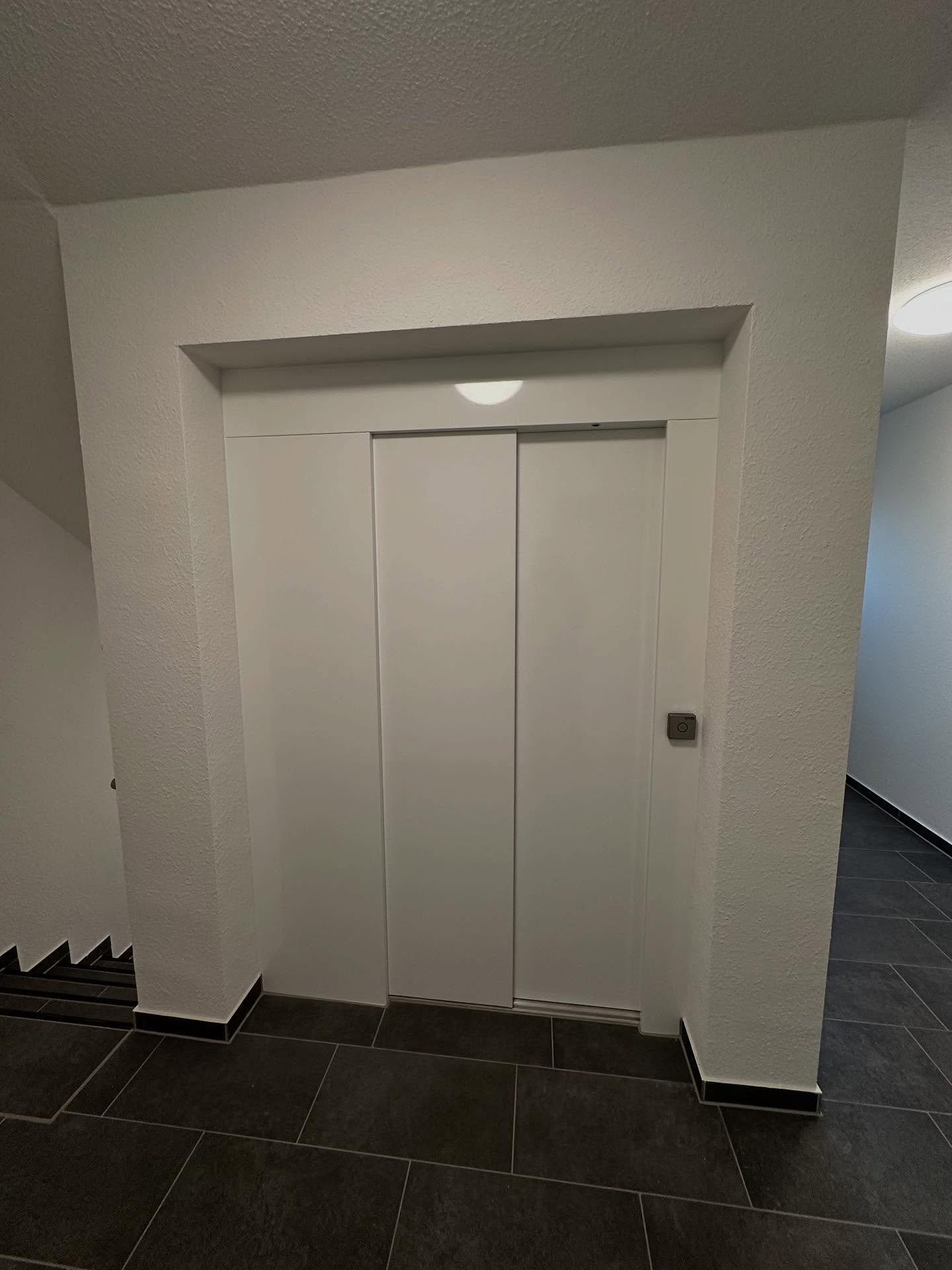 Folierung der nächsten 8 Fahrstuhltüren in weiß Hochglanz.
Danke für das Vertrauen! 😋
#deepground #folierung #portal #portaltüren #fahrstuhl #oracal #indoor #wrapping #door #doors #wohnraumliebe #wohnraum #wrappedworld #wrapped #white #gloss