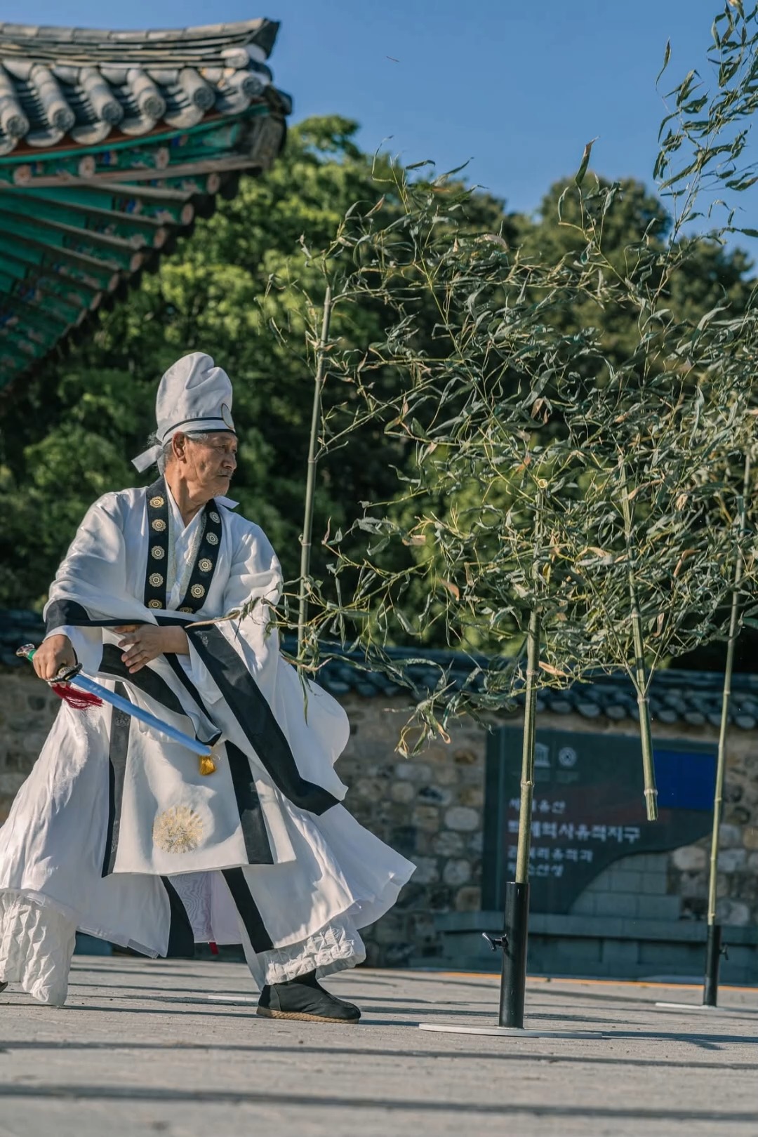 KOREA 싸울아비무사단 전통무예 상설시연
2025년 부여군에서 진행된 제8회 상설 시연!
한국의 자랑스러운 무예24반과 함께하는 싸울아비무사단의 시연은 전통 검술, 신월도, 활무예 등 한국 무예의 진수를 선보이는 귀중한 무대입니다.
지금, 그 뜨거운 현장을 함께 느껴보세요!
🇬🇧 KOREA Ssaulabi Martial Arts Demonstration – 8th Showcase
Held in Buyeo-gun, South Korea 🇰🇷 in 2025.
An unforgettable performance by the Ssaulabi Musadan, showcasing the essence of traditional Korean martial arts — from swordsmanship and archery to battlefield techniques.
Experience the rhythm, power, and pride of Muye 24ban live in action!
📍부여군 Buyeo-gun, South Korea
#싸울아비무사단 #무예24반 #부여전통무예 #신월도 #전통검술 #활무예 #한국무예 #무술 #무예 #전통무예 #KoreanMartialArts #Muye24ban #Ssaulabi #TraditionalMartialArts #BuyeoFestival #SwordPerformance #CulturalHeritage #KoreaCulture #koreanarchery #Korea #martialart