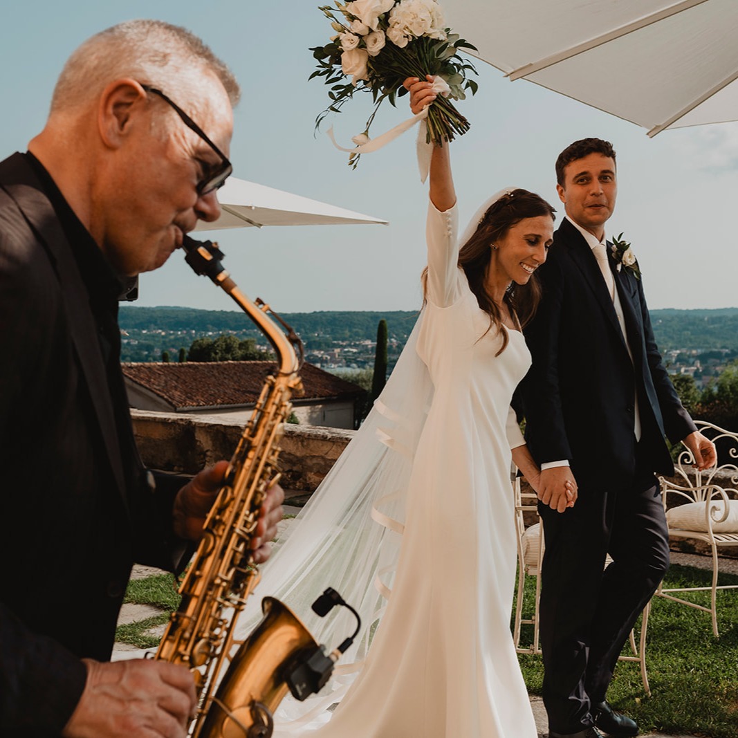.
Setting the perfect mood with the soulful sounds of Luca Volontè 🎷✨
An incredibly talented saxophonist whose music brought elegance and charm to this stunning cocktail hour.
When music meets magic, every moment becomes unforgettable 🎶🥂
Thanks to:
Sax: @luca_volonte
#LucaVolontè #SaxophoneMagic #LiveMusicVibes #CocktailHourSoundtrack #WeddingMusic #ElegantAtmosphere #LakeMaggioreWeddings #LuxuryEvents #WeddingPlannerItaly #UnforgettableMoments