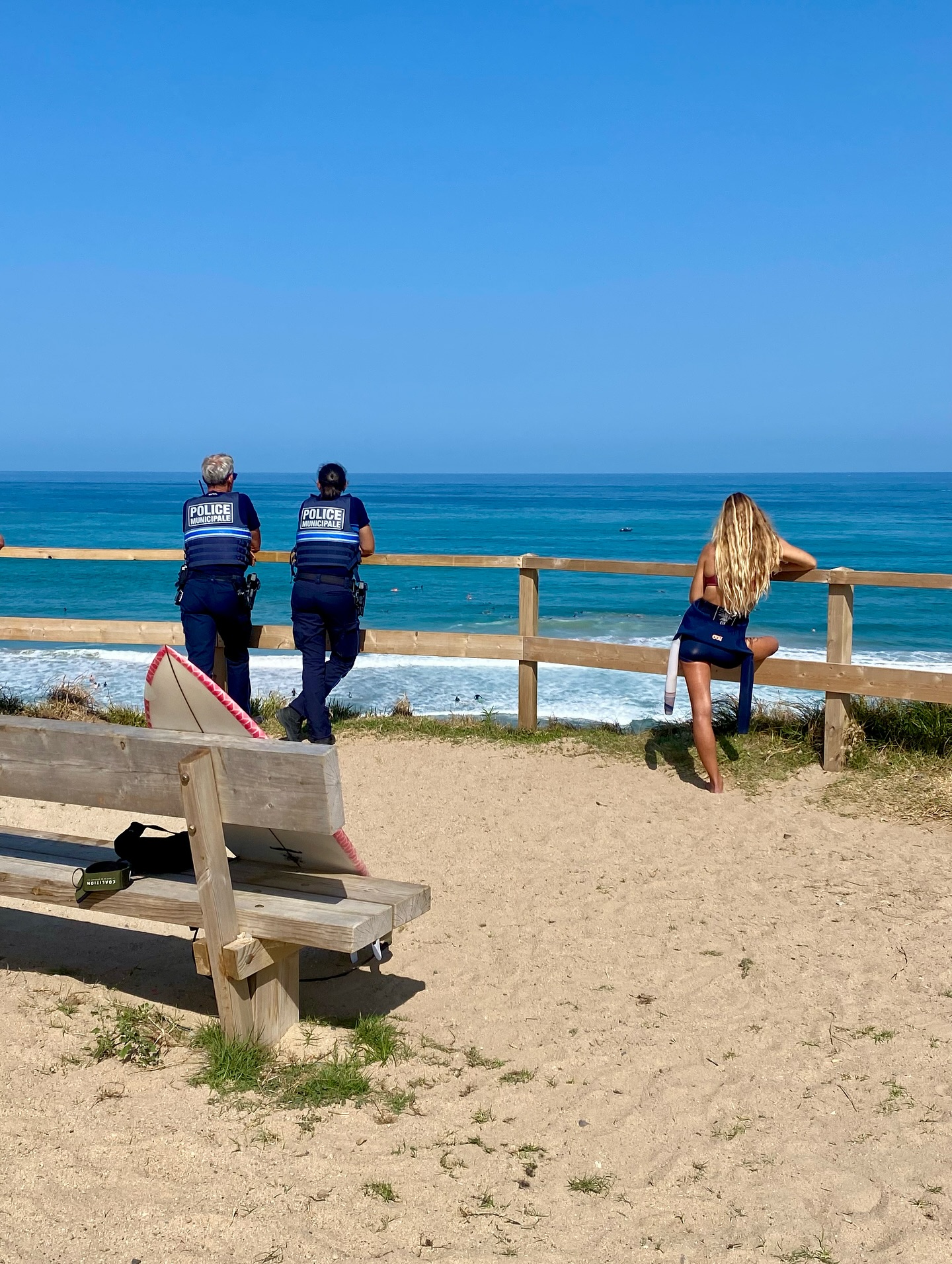 🚨@laurianenagel is under arrest after taking too many waves! The local police officer took her board and arrested her with no explanation. Apparently she catches 100 waves but only 20 waves per day are allowed during summer time! #bidart #wanted #localnews #surf #paysbasque #summervibes #xirimirisurfcoaching