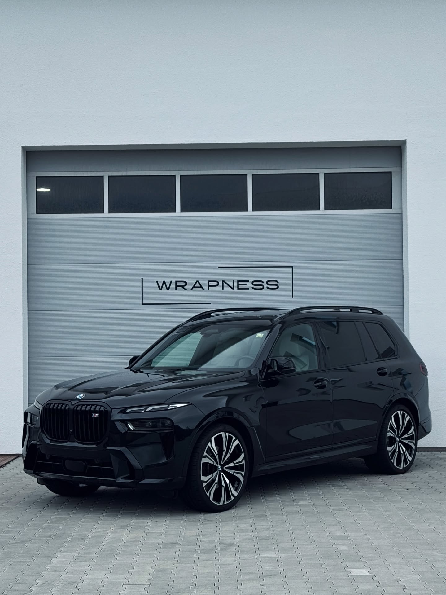 BMW X7M ✨ glow-up.
💥A few dents, a bit of damage – gone.
🧼Polished, protected, and sealed with ceramic.
This beast is back in full form – clean, sharp, and built to turn heads.🤯
#DetailingWorld #CeramicCoating #PaintCorrection #ppfprotection #bmwx7m