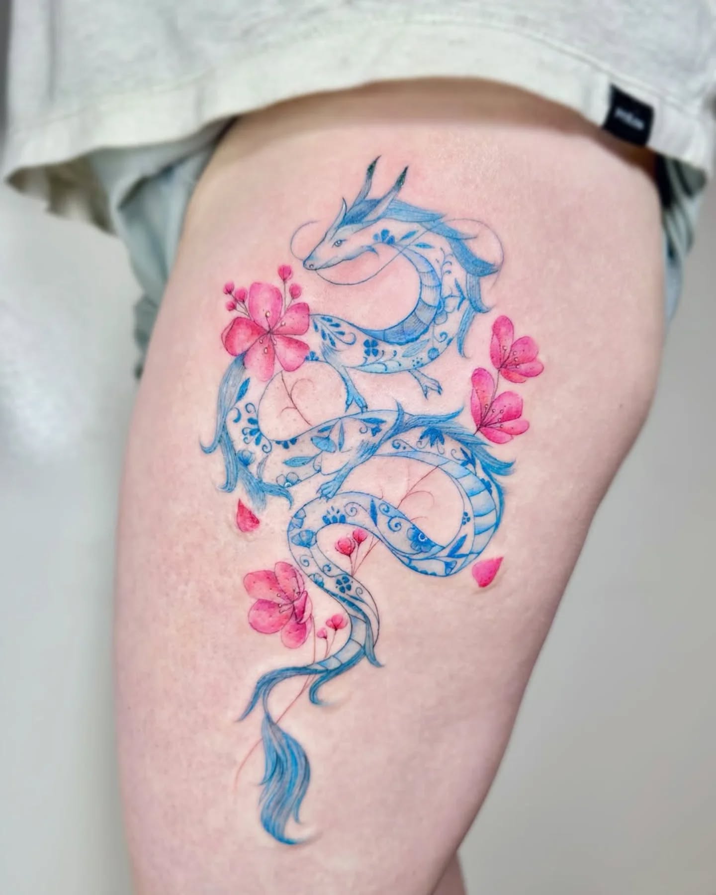 @luzrojatatuajes made this beautiful porcelain dragon
🌸🐉🌸
Find her @raventhorn.manor.tattoo