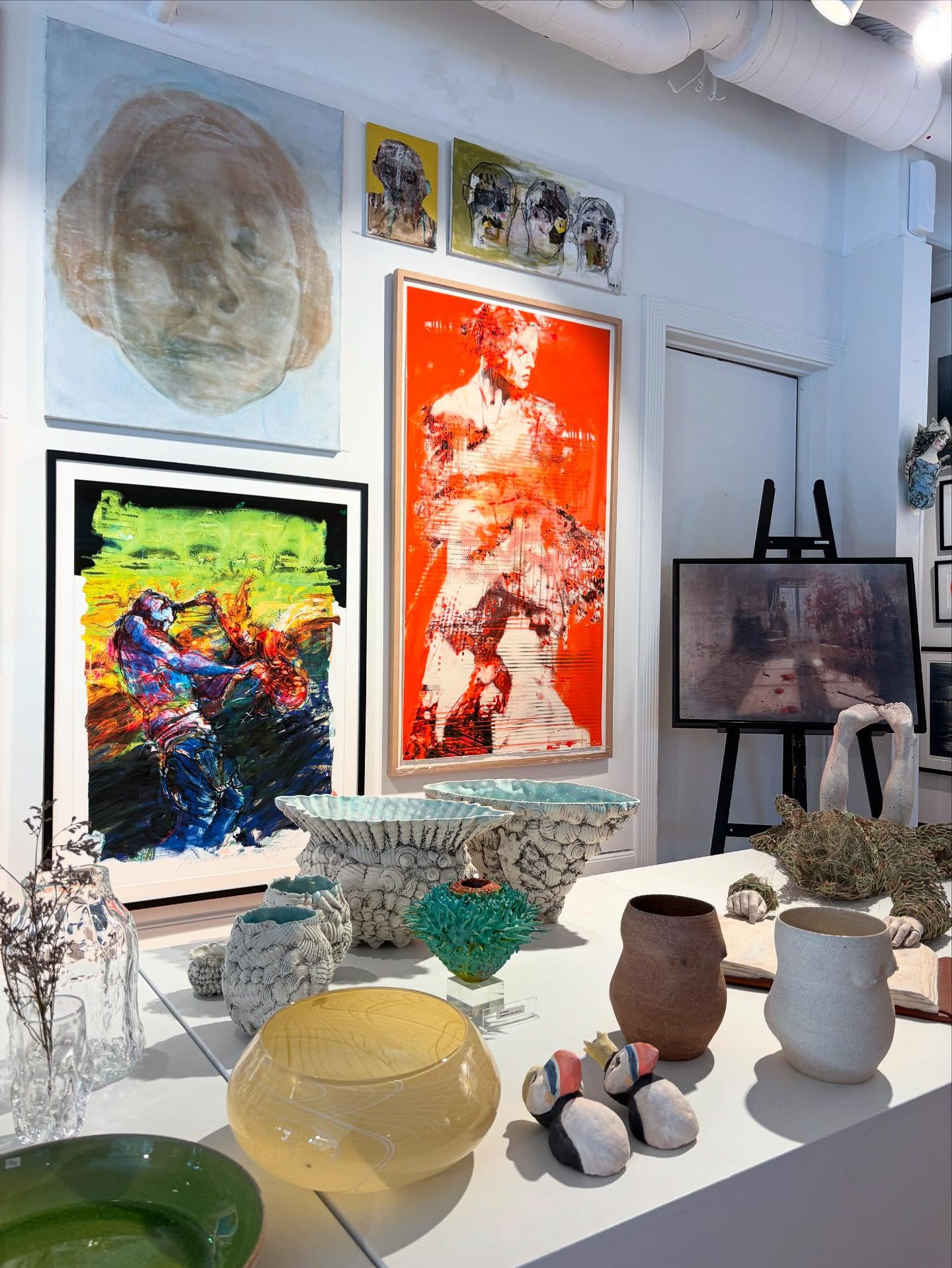 Vi har fått opp masse ny kunst på veggen, innrammet av vårt eget rammeverksted!
På bordet foran de nydeligste skulpturer, keramikk, porselen & glasskunst.
Ragnhild Søvik
Alvin Jensvold
Elisabeth Werp
Kristina Knoph Storås
Lene Kilde
Livio Lilli
Eva Galligani
Siw Heier
Marte Stordahl Berntsen
& Mats Eilertsen Bårdlund
•
@gallerinord @tromsosentrum #gallery #rammeverksted #tromsøsentrum