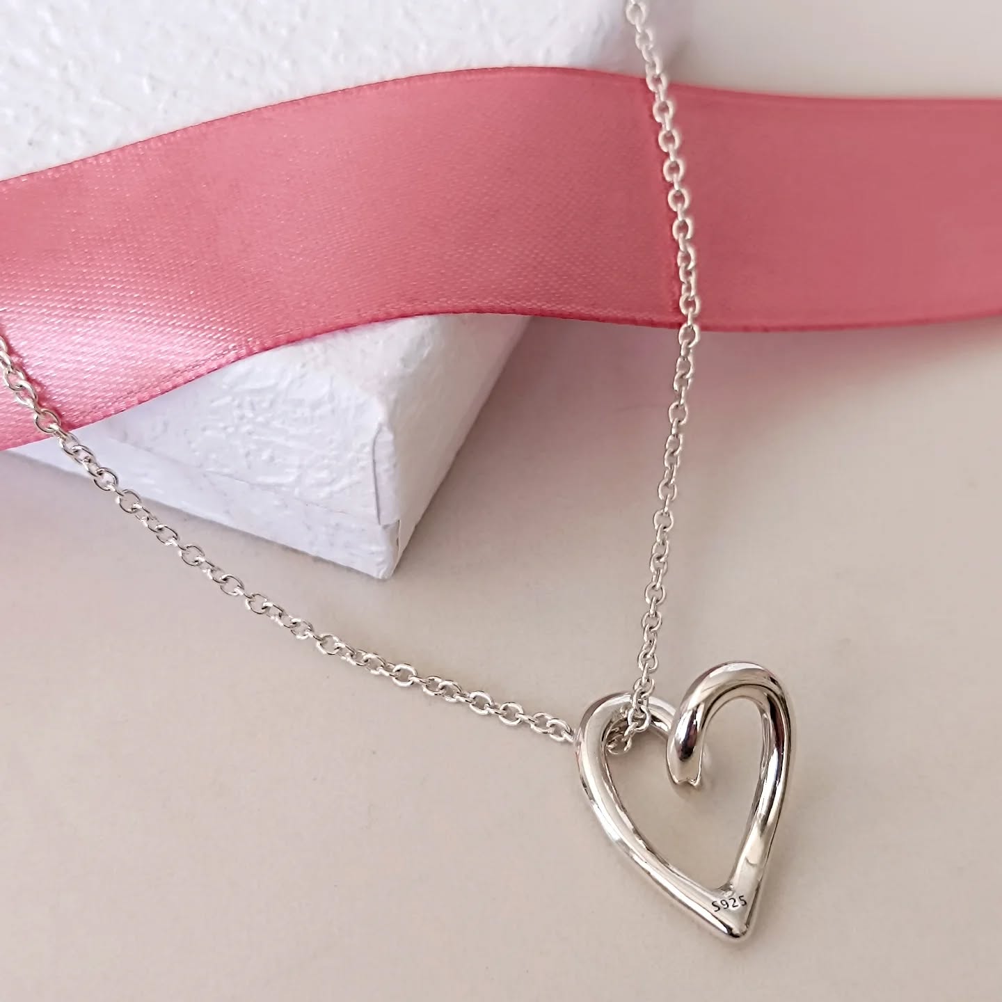 Ci sono cuori che non si fermano, anche quando restano in silenzio.
Questo Γ¨ il mio. Curvo, imperfetto, ma vivo.
E questo post Γ¨ per chi Γ¨ rimasto, anche senza parole.
Grazie.π
πππππππππ
Sito internet:
Www.igioielligrace.com
πππππππππ
#jewelry
#necklace
#silverjewelry
#925silver
#handmadejewelry
#smallbusiness
#jewellerydesign
#accessories
#giftidea
#madeinitaly