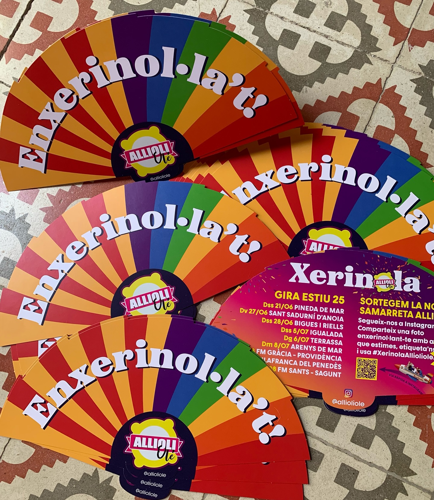 🔥 Aquesta onada de calor no podrà amb nosaltres! A totes les llogues d’Allioli Olé… 💃 REGALEM VENTALLS PER A TOTIS 🪭✨🏳️🌈
Vine a moure l’esquelet 👯♂️ amb nosaltres i emporta’t un ventall ben canyeroooo per ENXERINOL·LAR-TE 🎉 com et mereixes!
📍Consulta les properes dates d’aquest agost i no t’ho perdis. Passarem llista!
🎨 @misterandreu
#AllioliOlé #lgbtiq🌈 #Xerinola #Estiu2025