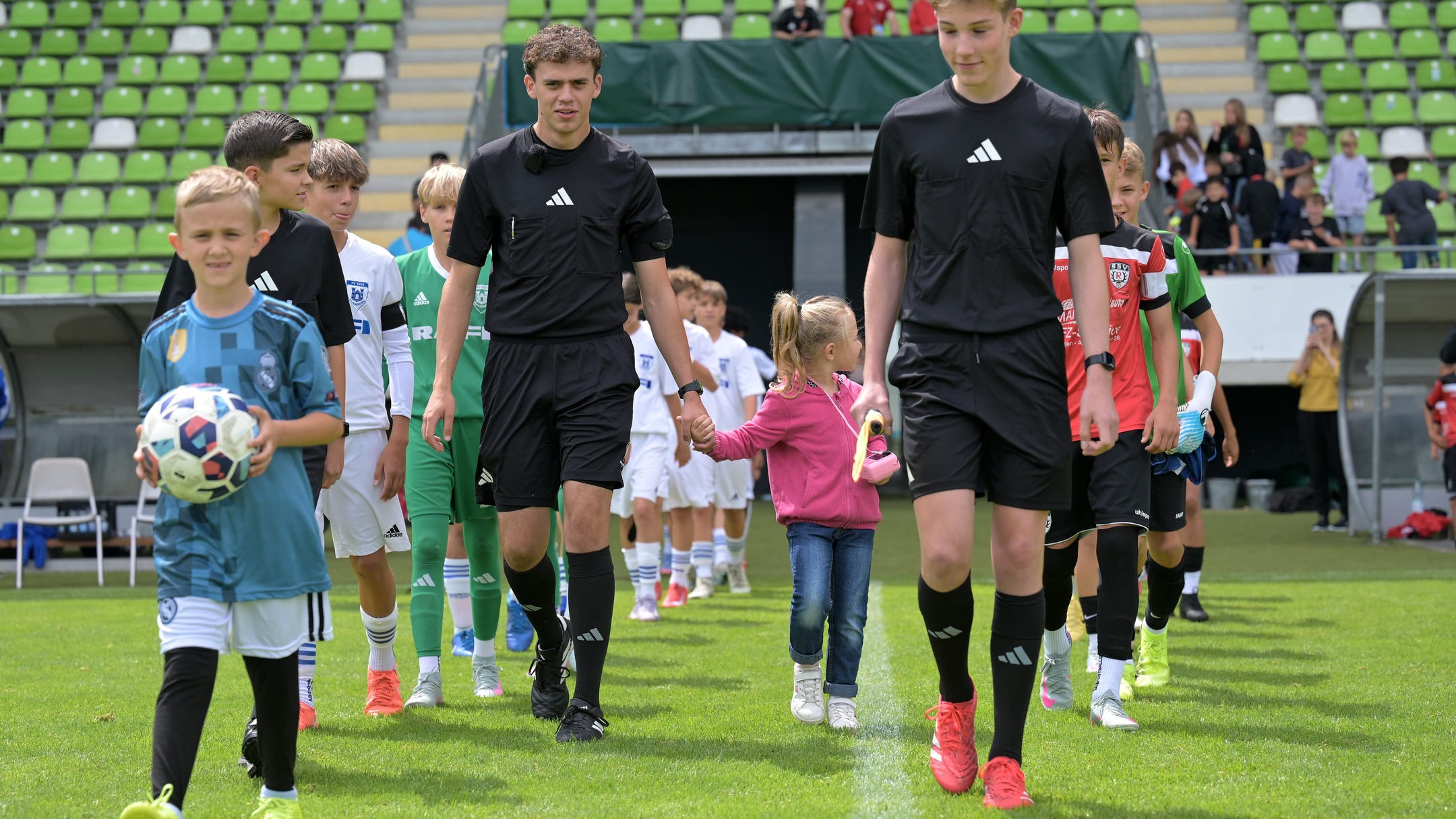 Einer zum Anfassen 😊
Der Tag des Schiedsrichters ist schon wieder fast drei Wochen her - krass! 🤯
Das war ein echt schöner Tag mit @quallexd001 und er hat Wort gehalten! 🤝
Noch nie hat sich nach seinem Workshop keiner für den Neulingskurs angemeldet - so auch dieses Mal! Wir haben mittlerweile fast1️⃣0️⃣ Anmeldungen seit dem Workshop hinzugewonnen - das macht uns sehr glücklich! 🥰
Wir brauchen den Nachwuchs und der Fußball braucht den Nachwuchs! ⚽
Wie glücklich alle am Tag des Schiedsrichters waren - die Bilder sprechen für sich. Danke hier auch an unseren Fotografen 📸 @tb_sportphoto 🙏
Wer sich für unser Hobby als Schiedsrichter interessiert darf sich gerne noch für den Neulingskurs anmelden! 📝
https://www.srg-reutlingen.de/about
#werdeschiedsrichter #schiedsrichter #dfb #dfbschiris #wfv #srgreutlingen #respektfürdenschiedsrichter #fussball #ehrenamt