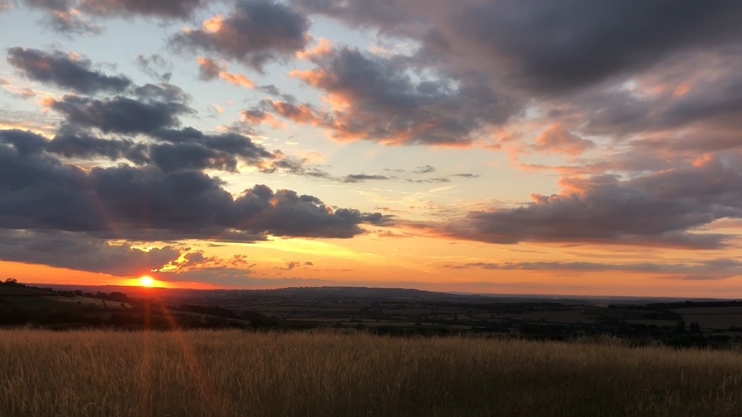 Just a marvellous sunset looking across the north #Cotswolds from by the King Stone near the famous #RollrightStones.
#offbeatcotswolds #bluebadgeguide #bluebadgeguides
#britainsbestguides #Cotswolds #thecotswolds
#inthecotswolds #cotswoldcountry #Cotswolds_Culture #lovethecotswolds
#discoverthecotswolds #visitthecotswolds #discovercotswolds #cotswoldslife #cotswoldlife #thecotswolds
#your_cotswolds
#cotswolds #thecotswolds #cotswoldvillage #visitengland #englishvillage
#englishcountryside
#explore_britain_ #traveling_uk
#photosofengland #instabritain #europetravel