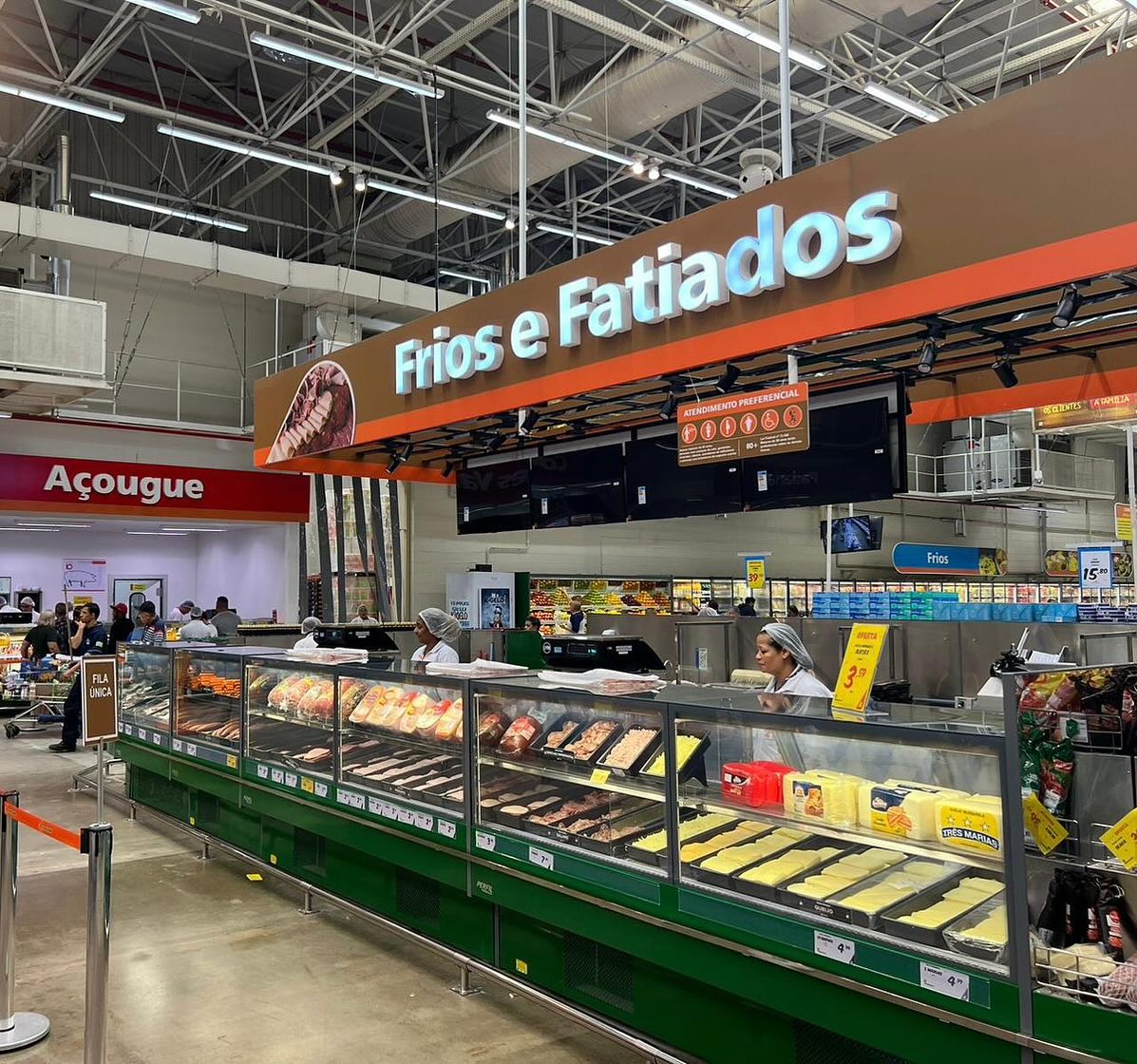Obra de reforma interna da nova área PAF (Padaria, Açougue e Fatiados) com 400 m² realizada no Supermercado Atacadão, localizado na Avenida Raimundo Pereira de Magalhães em Taipas, São Paulo/SP.
A intervenção compreendeu a criação de novos ambientes conforme o layout e as funcionalidades definidas para as áreas de produção e atendimento ao cliente, incluindo a execução das câmaras frias do açougue. Foram realizados diversos serviços de engenharia civil, como demolições internas de piso e paredes, escavações para fundações e instalações, concretagem de bases e pisos, impermeabilização, regularização e aplicação de novos acabamentos.
Houve ainda serviços como substituição de revestimentos, pintura interna e adequações nos sistemas elétrico, hidrossanitário e de prevenção contra incêndio, assegurando conformidade com as novas demandas operacionais e sanitárias do espaço.