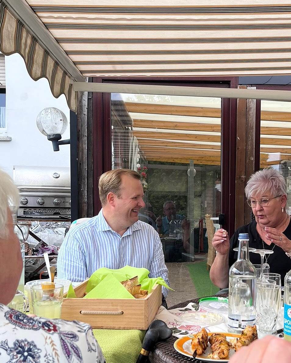 Gestern fand eines meiner Nachbarschaftstreffen statt, zu dem mein Uffelner Freund @marcopoloserbe Nachbarn, Freunde und Familie eingeladen hatte.
Bei einer leckeren Bratwurst und bestem Wetter bestand so die Möglichkeit, miteinander ins Gespräch zu kommen, einander zuzuhören und von den Problemen zu hören, die die Menschen vor Ort wirklich bewegen.
Und seien wir doch ehrlich: Es muss nicht immer die große Party sein, um miteinander ins Gespräch zu kommen.
Für mich zählen die Begegnungen und die Möglichkeit zum intensiven Austausch und Gespräch miteinander!
Ich freue mich auf viele weitere Nachbarschaftstreffen dieser Art in den kommenden Wochen. Denn: Zuhören und ein offenes Ohr für die Probleme und Sorgen, aber auch die Ideen und Anregungen zu haben, ist das, worauf es ankommt!
#zuhören #miteinanderfüreinander #nachbarschaft #vlotho #vlothokannmehr #florianfürvlotho #machenworaufesankommt #gemeinschaft #zusammenhalt