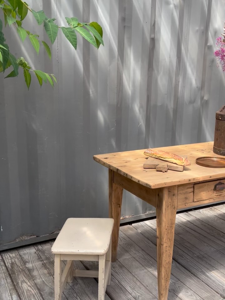 Jolie table de ferme 🌾
Plateau et piètement en sapin, elle comporte 3 grands tiroirs avec poignées coquilles d’époque
Elle a été rehaussée car trop petite sur pattes !
Maintenant, elle est en mesure de vous accueillir pour vos longs dîners d’été…
À découvrir en boutique aux @pucesducanal et sur notre e-shop (lien en bio) 🏷️
Dimensions : L 170 x P 70 x Ht 78 cm
Table de ferme - Brocante - Table ancienne - Retour de Chine - Brocante en ligne - French Brocante