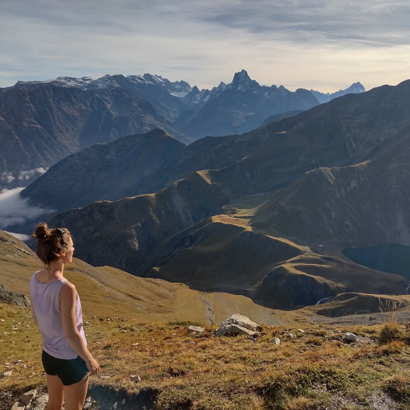 🍂✨ Zin in een betekenisvolle herfst? ✨🍂
Van 18 t.e.m. 25 oktober trekken we met Passage een laatste keer voor 2025 de bergen in. Op een diepgaande, begeleide reis door de prachtige natuur én door jezelf. ⛰️🧭
Samen vertragen we, delen we in groep,
en stappen we richting helderheid, loslaten en herbronning.
De herfst is dé tijd om stil te staan bij wat je wil loslaten om zo ruimte te maken voor wat komen mag... 🍁🧡
💬 Nieuwsgierig maar nog twijfels?
Ik neem graag de tijd om met je kennis te maken in een online call. Deze is volledig gratis en helemaal vrijblijvend. Een gesprek om wat meer te weten te komen over de tochten én al je vragen beantwoord te hebben.
📅 Tocht: 18 – 25 oktober
🎁 Gratis kennismaking: stuur me een bericht via de website www.passagetochten.fr of de chat
Laat je raken. Droom alvast met me mee.
De bergen wachten op jou… 🌄✨
#Passagetochten #Herfseditie #NatuurAlsSpiegel #Groepsproces #InnerlijkeReis #Vertragen #BewustZijn #outdoortherapy #psychologen