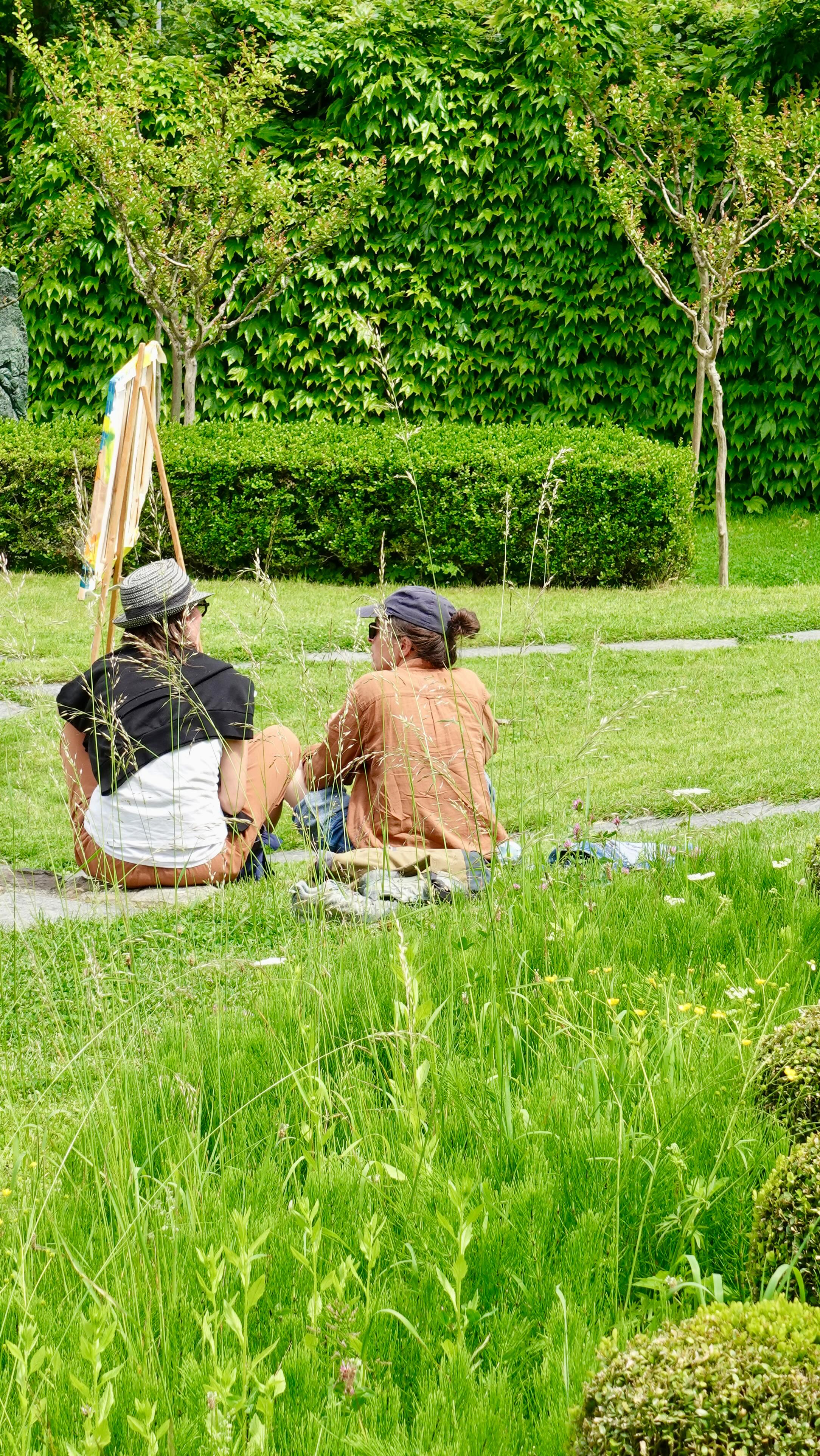 🌿 Kunst mitten im Gartenparadies.
Noch bis 12. November kannst du im Kunstgarten von Kränzelhof die Jahresausstellung „fort und fort träumen…” von Michael Höllrigl entdecken.
Ein Ort zum Staunen, Verweilen, Träumen. ✨
🧺 Unser Tipp: Bring eine Decke mit, genieße ein Picknick zwischen Skulpturen und Weinreben – oder lass dich einfach treiben im Spiel von Licht, Form und Fantasie.
📍 Tscherms, Südtirol
🗓 Ausstellung täglich zugänglich mit Eintritt in die Gärten
#Kunstgarten #MichaelHöllrigl #fortundfortträumen #Kränzelhof #Südtirol #SüdtirolUrlaub #Tscherms #Kunstausstellung #Skulpturengarten #PicnicWithArt #GardenArtGallery #AltoAdige #ArteInGiardino