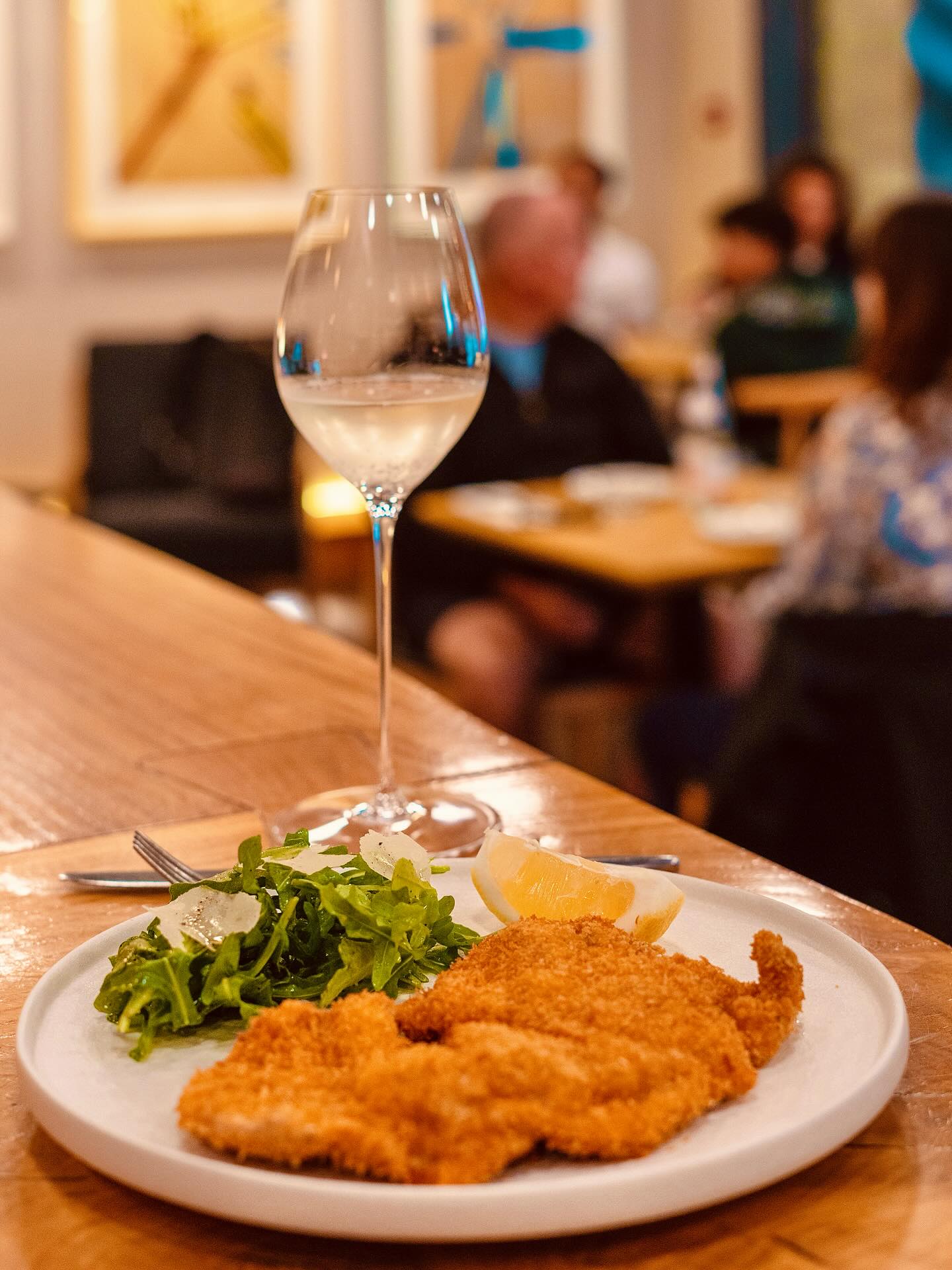 Golden, crisp, and full of flavour 💛
Chicken Milanese with panko crust, rock salt, rocket, and lemon – is the perfect summer plate.
Enjoy with a glass of refreshing sparkling wine for a perfect pairing 🥂
Summer Menu:
🍴 2 courses £17.90
🍴 3 courses £19.90
🍸 Cocktails £9.90 after 9pm – every day.
Thank you, @tomcyagency for this 🔝📸
#DallaTerra #CoventGarden #LondonEats #SummerMenu #ChickenMilanese #ItalianFood #LondonRestaurants #SparklingWine