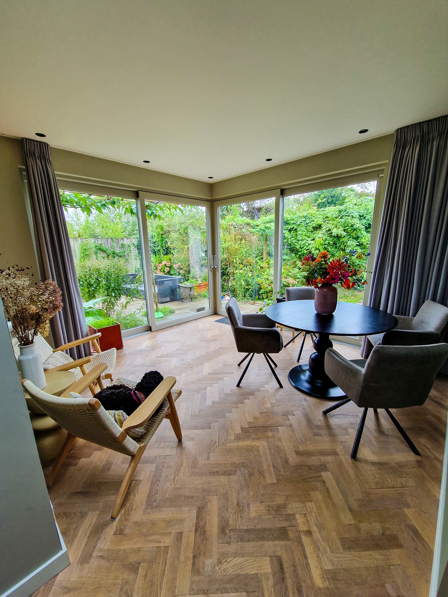 Dubbel zoveel licht, dubbel zoveel ruimte! ✨
In deze woning zijn twee schuifpuien haaks tegen elkaar geplaatst, waardoor binnen en buiten één geheel vormen.
Het vele daglicht geeft een heerlijk ruimtelijk gevoel én een prachtig uitzicht op de tuin.
Ook op zoek naar nieuwe kozijnen? Deze schuifpuien hebben wij standaard op voorraad!
Stuur ons een bericht of bekijk onze website voor alle mogelijkheden.
#schuifpui #interieurinspiratie #buitenleven #binnenbuiten #wooninspiratie #lichtinval #kozijnen #verbouwen