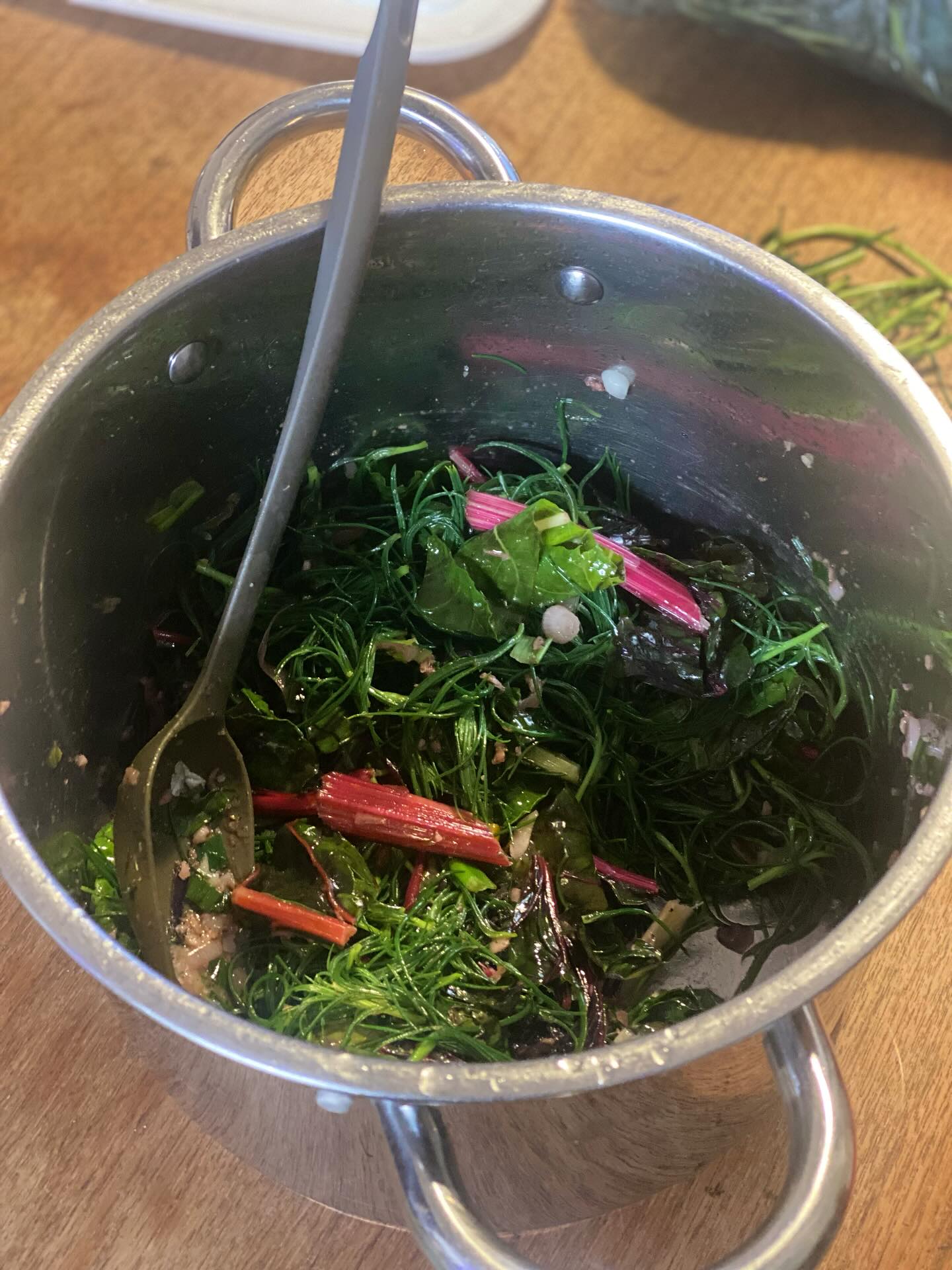 Call me weird but there is nothing so exciting as receiving the available veg from @littlebishopsorganics and realising there’s an unknown veg in it! Redid my menu for this week’s bespoke meal deliveries on the spot to fit in agretti (salt worth/monks beard), paired with chard, anchovies and spring onion to go with linguini and seaweed baked cod. Sooo exciting to work with fresh, organic and super tasty veg! All of this less than a mile away from us, how lucky are we! I simply love the liverty to cook following available produce, not recipes. Indulges me in getting creative 💚🌱☘️🪻🌸
4 full days of meals, including cookies (of course)
#bespokemeals #organicproduce #1milekitchen #sustainablecatering #flavourfulcooking #cookfollowingproducenotrecipes #creativecooking #youaskwecook #summercooking #summerproduceisthebest #organic #privatecatering #southwestcatering #entirelybespoke