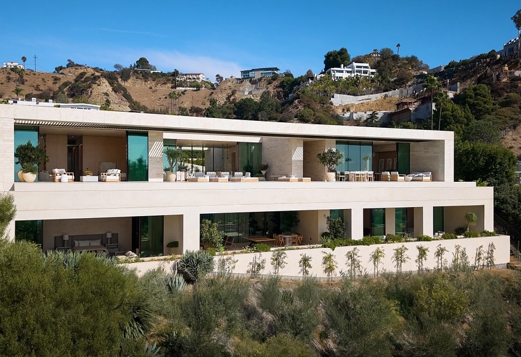 A masterclass in modern architecture nestled in the Bird Streets. 9214 Nightingale blurs the lines between form and function, showcasing expansive views through floor-to-ceiling glass wrapped in our signature Medium Bronze finish. Each window and door frame was meticulously tailored to provide a “live” material feel—patina-rich, tactile, and seamlessly integrated into the architectural envelope. Minimalist by nature, monumental in presence.
#BirdStreets #ModernDesign #ArchitecturalDigestStyle #LuxuryRealEstate #LosAngelesArchitecture #BronzeWindows #DesignDetails #ContemporaryArchitecture #FloorToCeilingGlass #LiveMaterialFinish #StylineWindows #9214Nightingale #ArchitecturalInspiration
——
Photo courtesy of Modern Luxury
https://www.modernluxury.com/homes-on-the-market-los-angeles-2025/