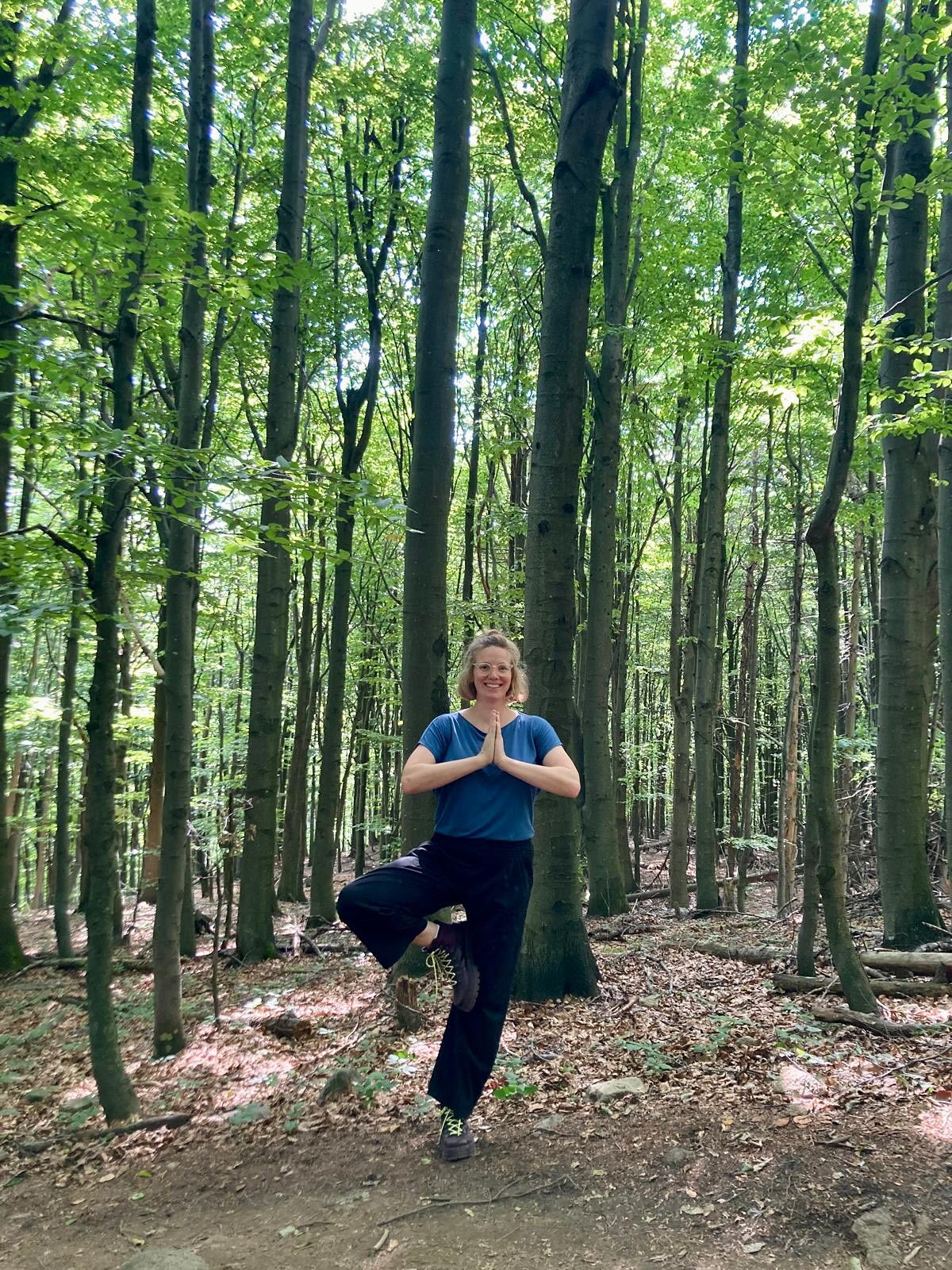 Nous sommes avec ma famille en Slovaquie, c’est agréable de pouvoir reprendre contact et passer les moments ensemble.
Je rentre en France, dans mon petit village breton, jeudi prochain. J’ai vraiment hâte de rentrer chez moi:), de revoir mes amis et les visages familiers au cours des prochaines semaines. J’ai aussi hâte de reprendre le yoga sur la plage, au jardin botanique, pour adultes et enfants. Je donnerai encore quelques cours pour adultes et un atelier yoga et art pour enfants avant la rentrée. Tout le monde est bienvenue!
Je sais que c’est une période chargée, mais si l’un d’entre vous est libre, ce serait un plaisir de vous voir pour une séance ou deux.
Yoga doux à la plage (adultes), jeudi 14 , 21 août, 18h30-19h30, plage de la Mare, Saint-Cast le Guildo avec Evi, professeur de yoga diplômée.
Yoga doux (adultes), jardin botanique a St Méloir des Bois, lundi 18 et 25 août, 10h-11h
Atelier Yoga + Art, jardin botanique a St Méloir des Bois, mercredi 20 août, 14h30-17h
#yogaplage #yoganature #detendre #respiration #mouvement #meditation #convivialitė #yogabretagne #yogapourtous
#yogafrance #yogauk #evisolayoga